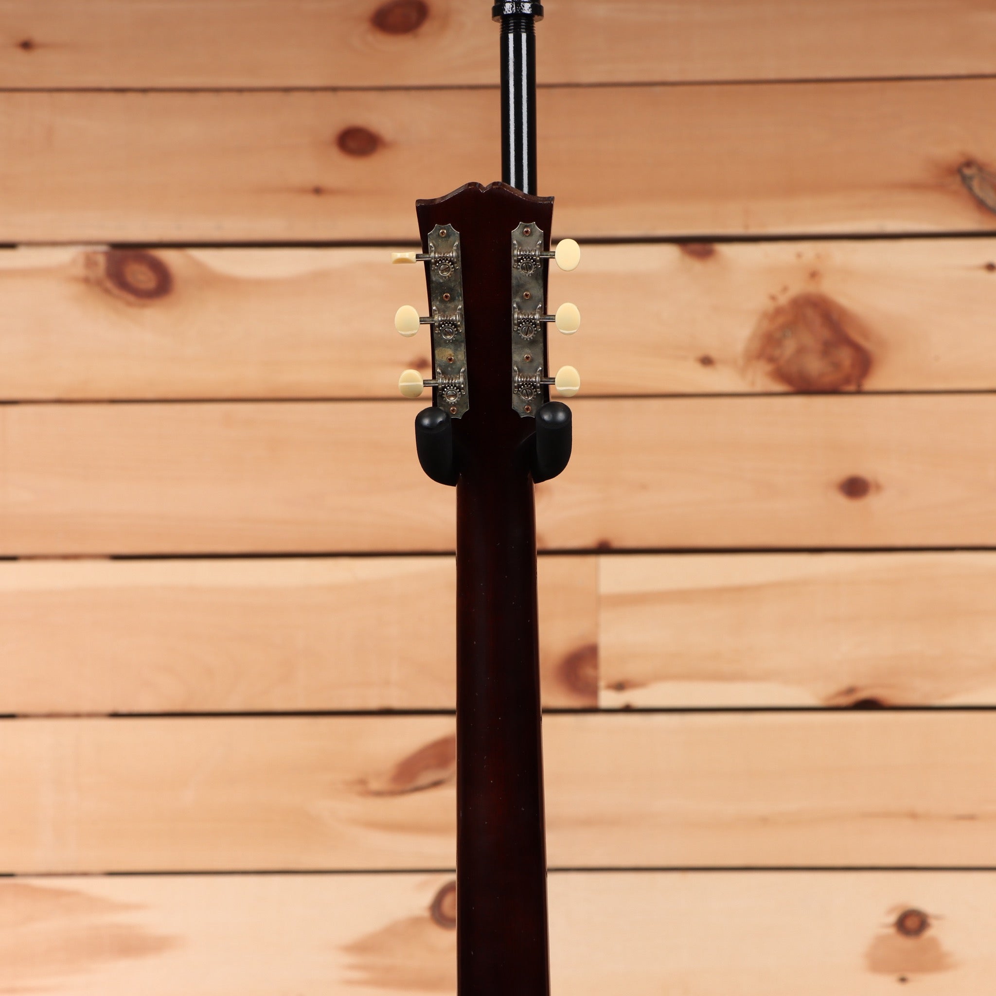 Gibson 1942 Banner J-45 light-aged acoustic guitar Vintage Sunburst with cream button tuners
