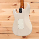 Fender Custom Shop Limited Roasted Pine Closet Classic Stratocaster electric guitar White Blonde with single-coil pickups