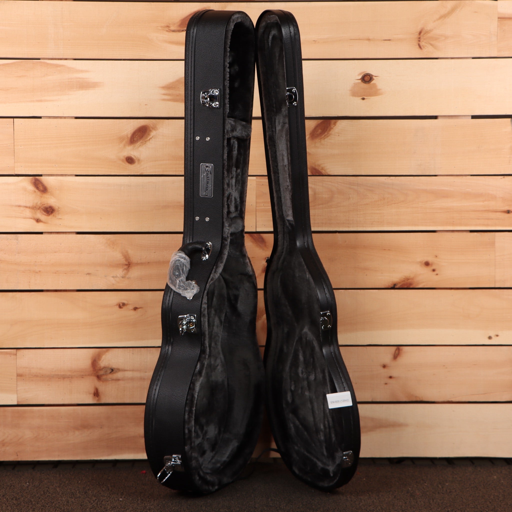 Eastman T186MX classical guitar case black exterior with velvet interior lining