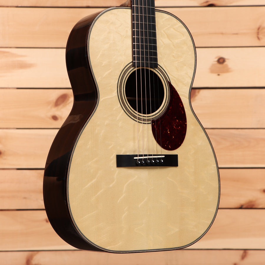 Huss and Dalton 000 Custom 12-fret acoustic guitar natural with tortoiseshell pickguard