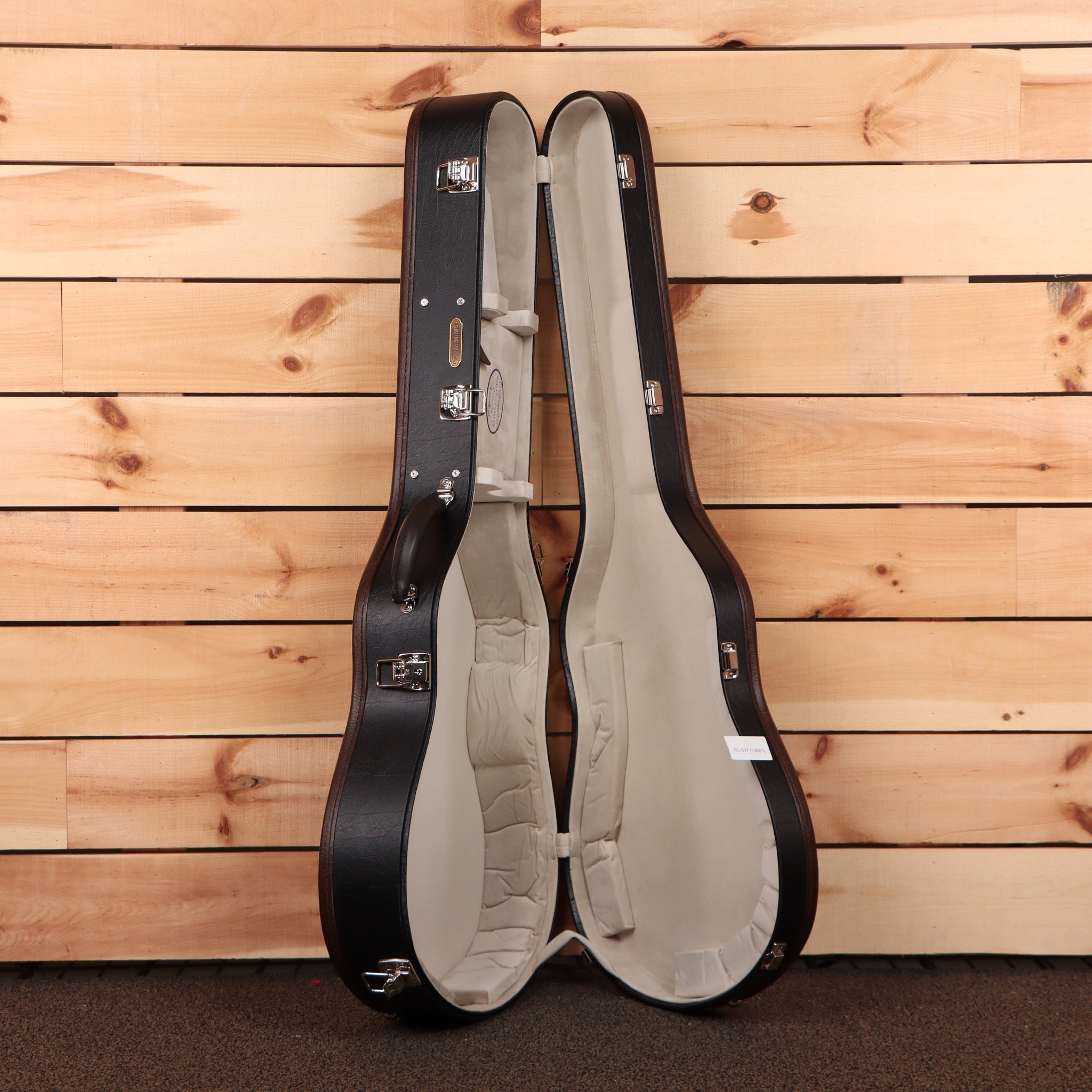 Santa Cruz OM Custom acoustic guitar Buttered Toast Walnut with cream interior case