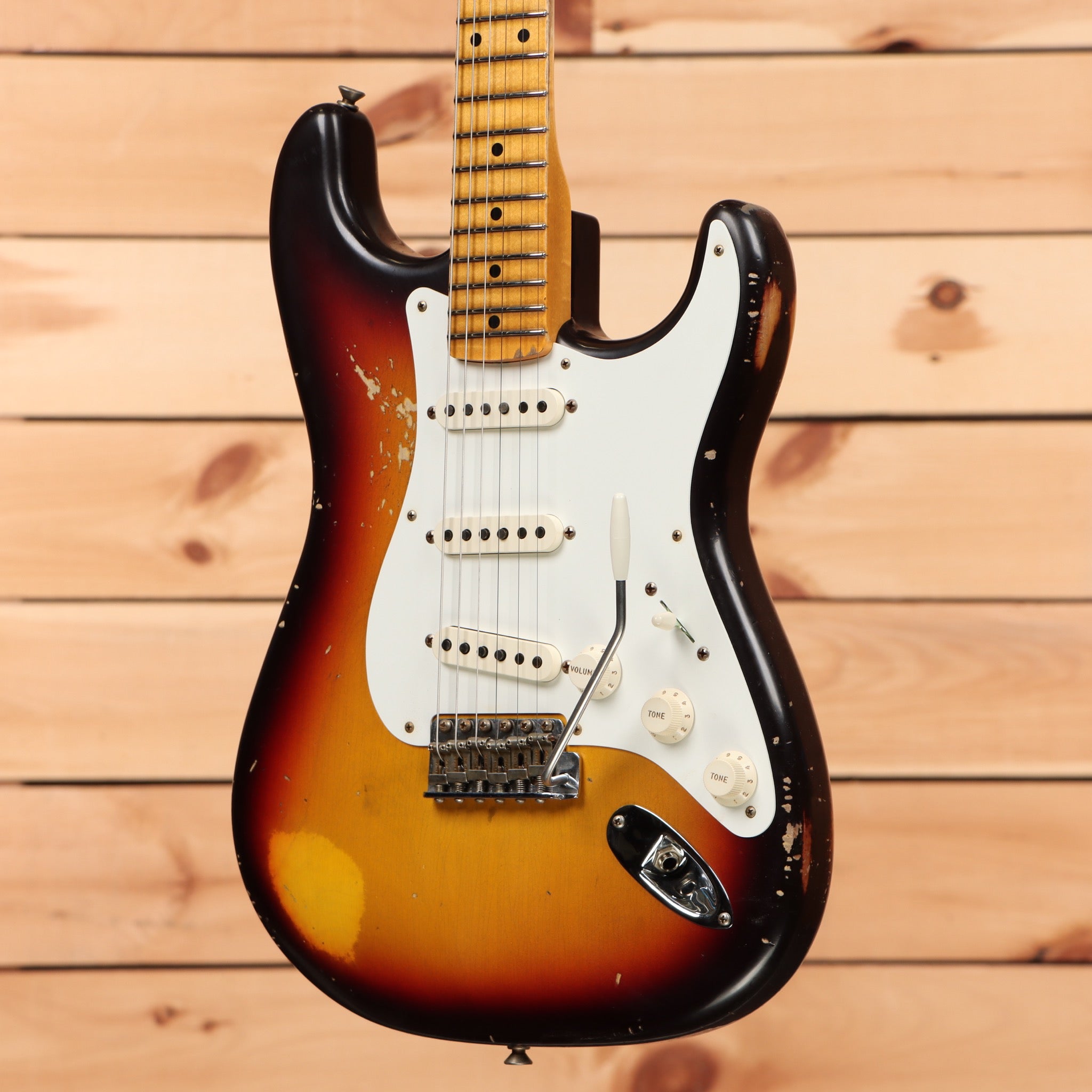 Fender Custom Shop 1958 Stratocaster Relic electric guitar 3-Tone Sunburst with single-coil pickups
