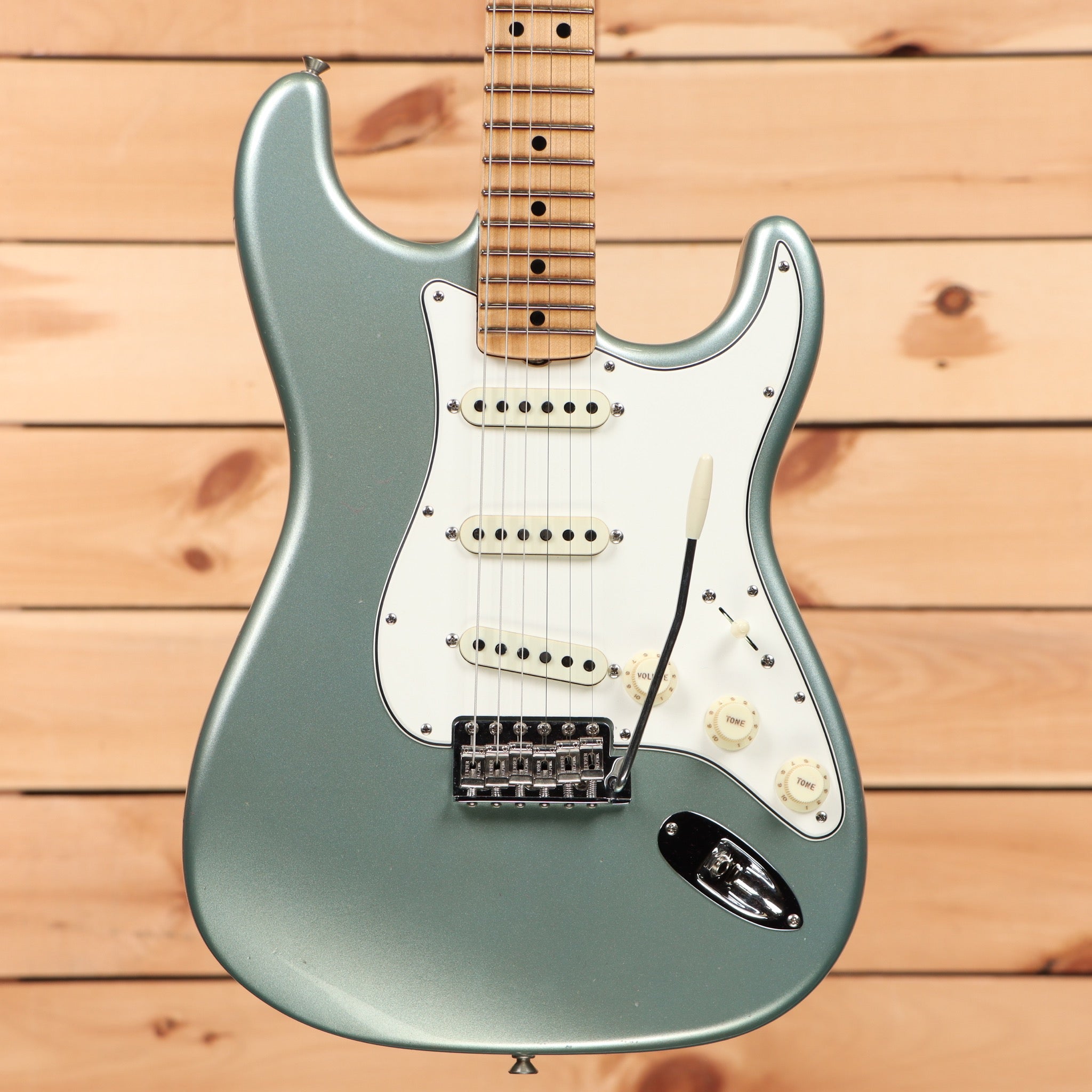 Fender Custom Shop 1969 Stratocaster Journeyman electric guitar Fire-Mist Silver with single-coil pickups