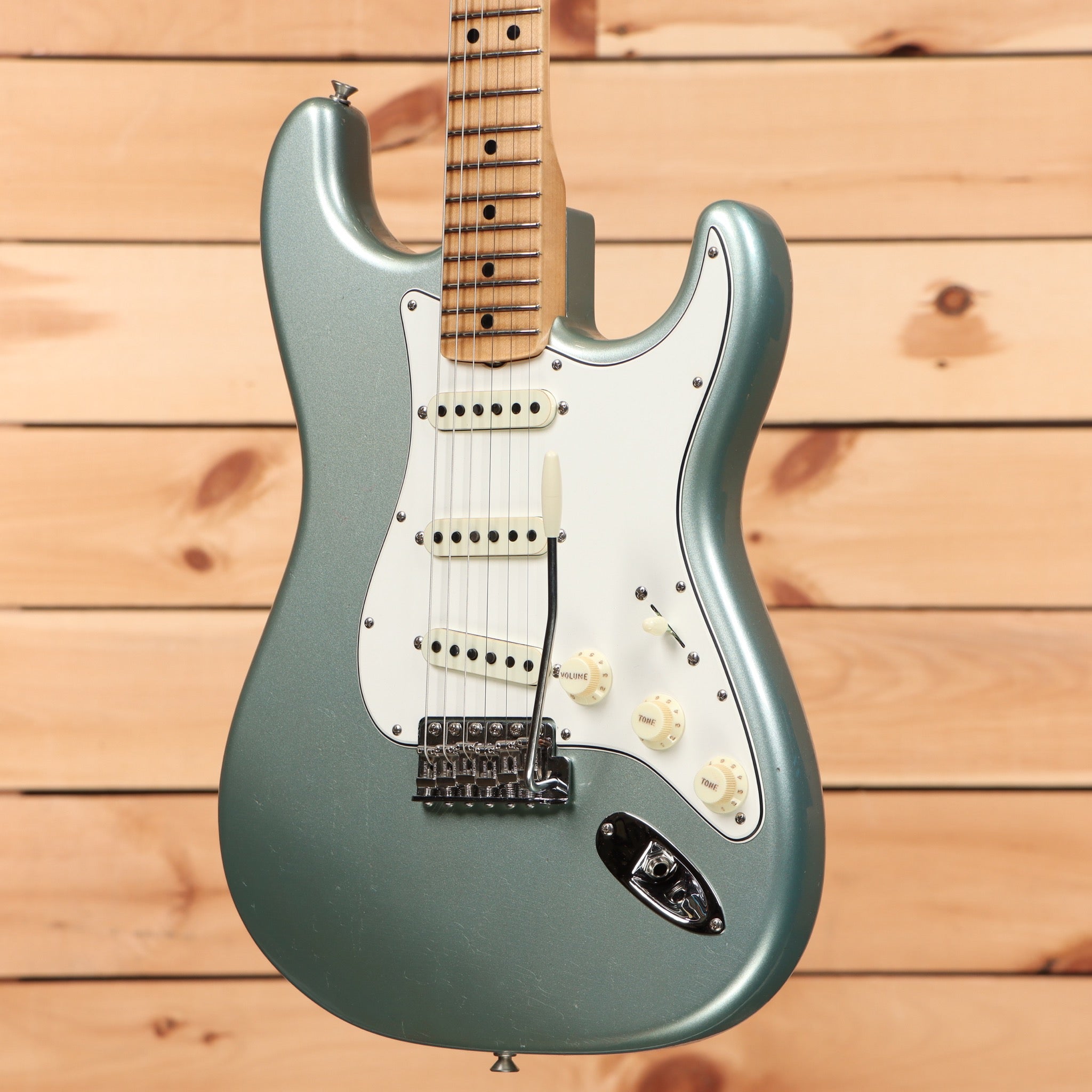 Fender Custom Shop 1969 Stratocaster Journeyman electric guitar Fire Mist Silver with maple neck and single-coil pickups