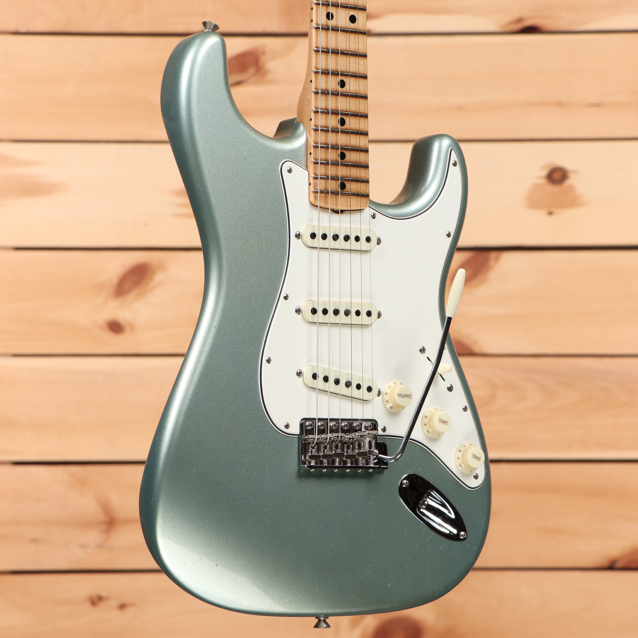 Fender Custom Shop 1969 Stratocaster Journeyman electric guitar Fire Mist Silver with single-coil pickups and maple neck