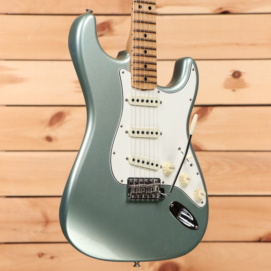 Fender Custom Shop 1969 Stratocaster Journeyman electric guitar Fire Mist Silver with single-coil pickups and maple neck