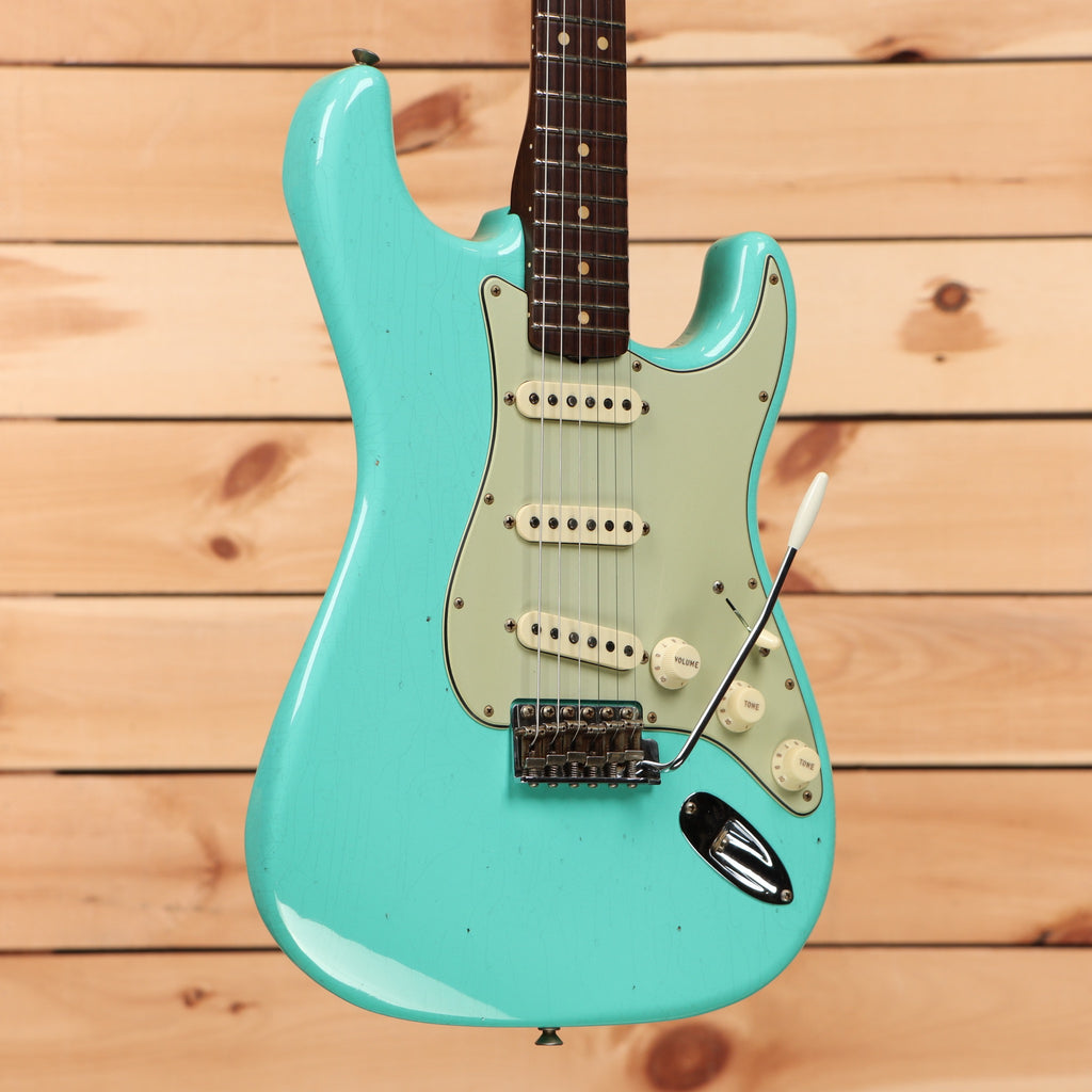 Fender Custom Shop 1963 Stratocaster Journeyman Faded Sea Foam Green fender-custom-shop-1963-stratocaster-journeyman-faded-sea-foam-green