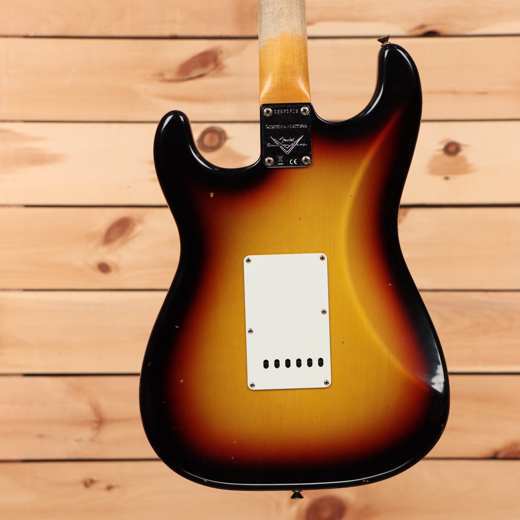 Fender Custom Shop Limited 1962-1963 Stratocaster Journeyman Relic electric guitar 3-Color Sunburst with single-coil pickups