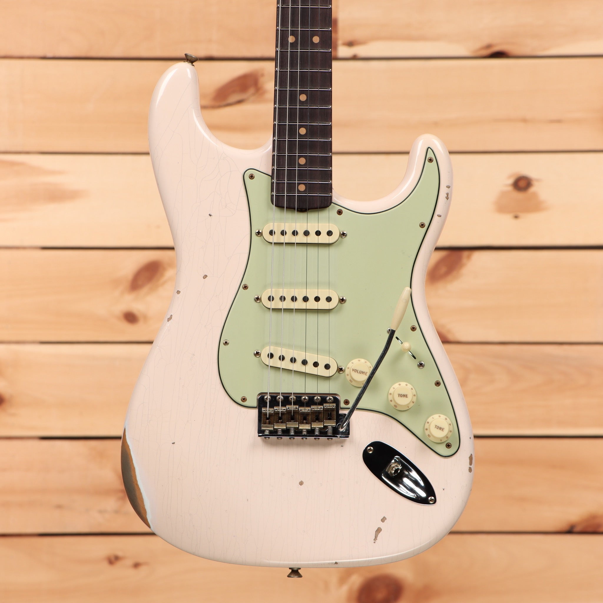 Fender Custom Shop 1963 Stratocaster Relic electric guitar Super Faded Shell Pink with mint green pickguard and single-coil pickups