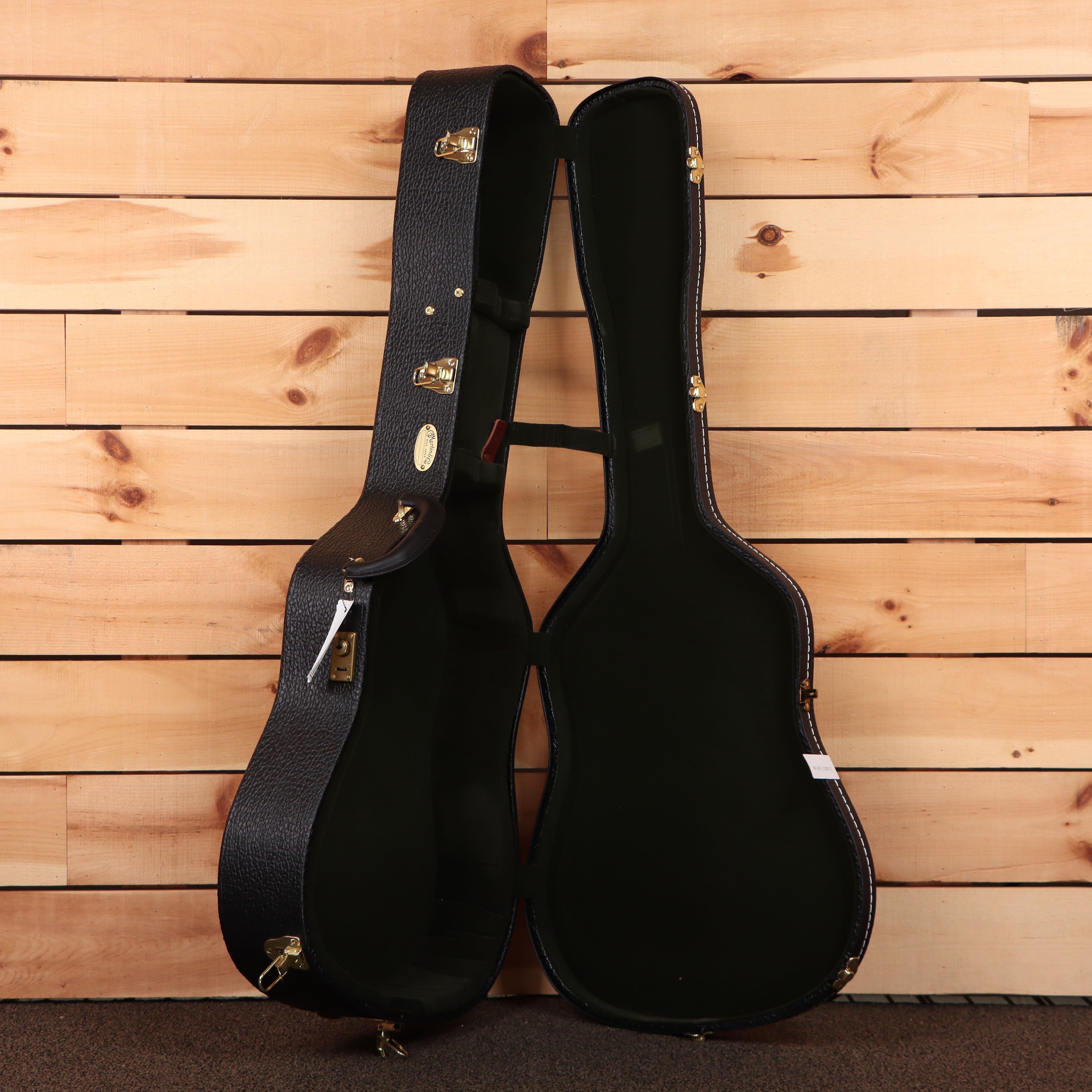 Martin D-28 1937 Authentic dreadnought acoustic guitar natural finish with gold hardware case open