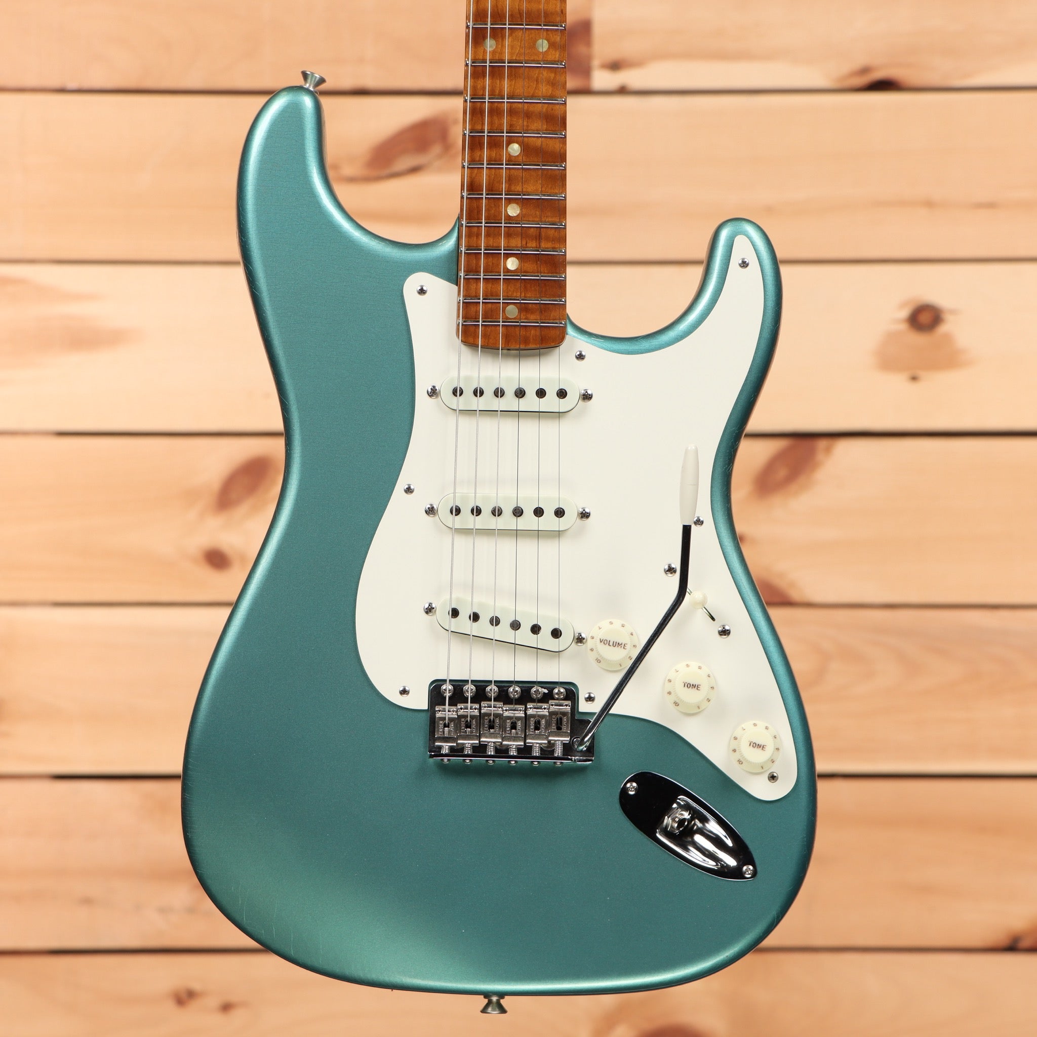 Fender Custom Shop Limited Roasted Pine Stratocaster Relic electric guitar Aged Teal Green Metallic with white pickguard and single-coil pickups