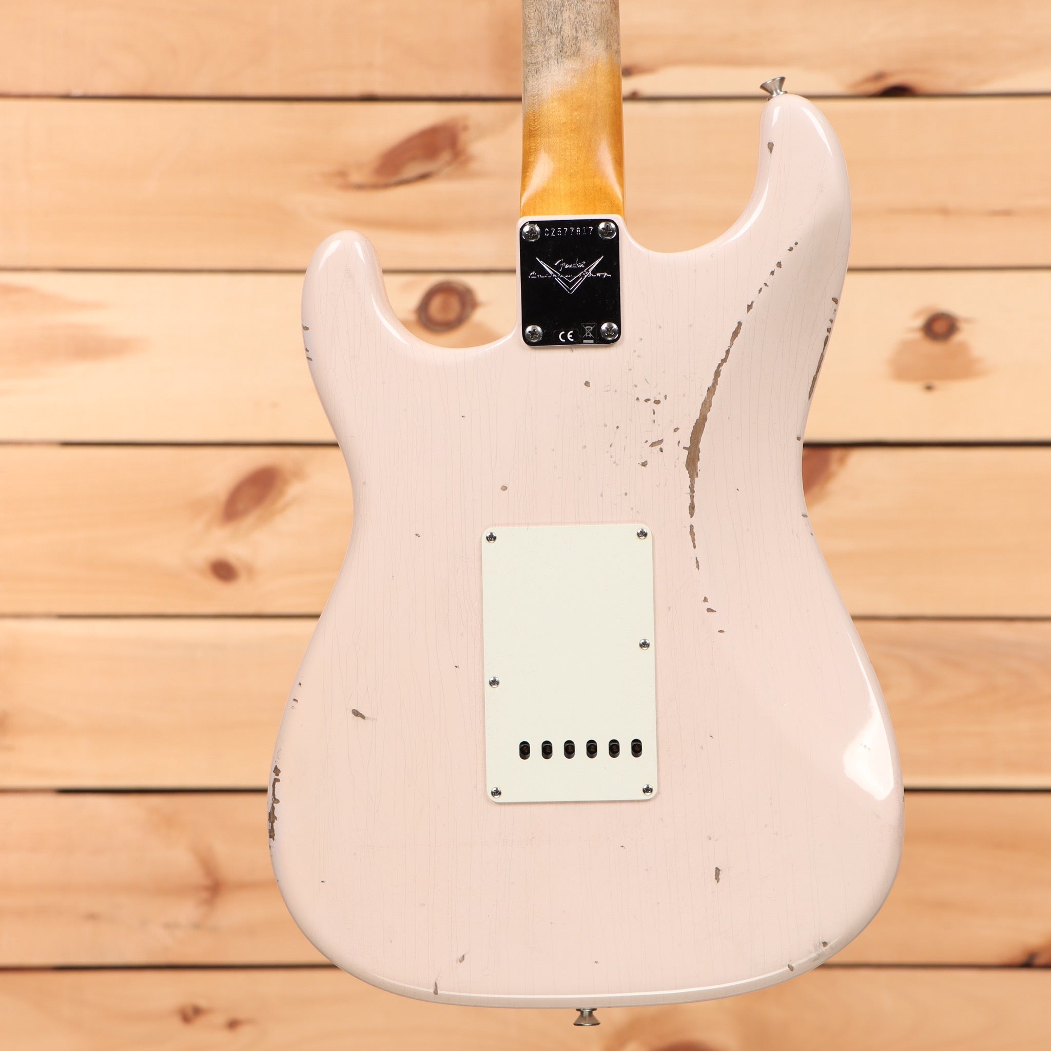 Fender Custom Shop Late-1962 Stratocaster Relic electric guitar Super Faded Aged Shell Pink with single-coil pickups
