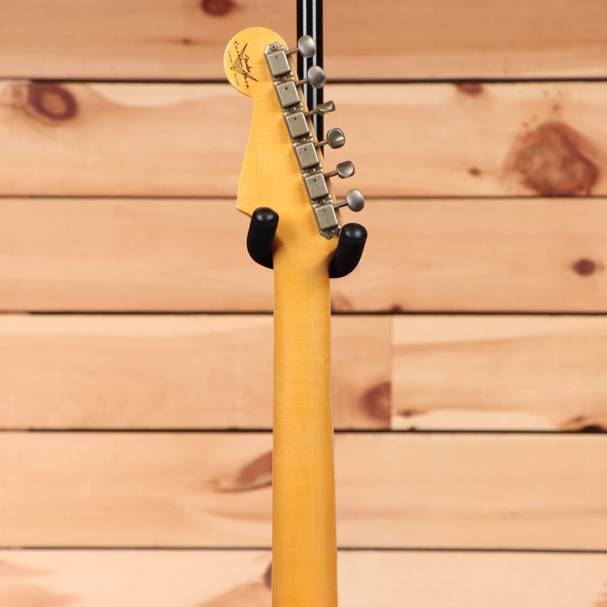 Fender Custom Shop Limited 1960 Stratocaster Relic electric guitar Tahitian Coral with single-coil pickups and vintage tuning machines
