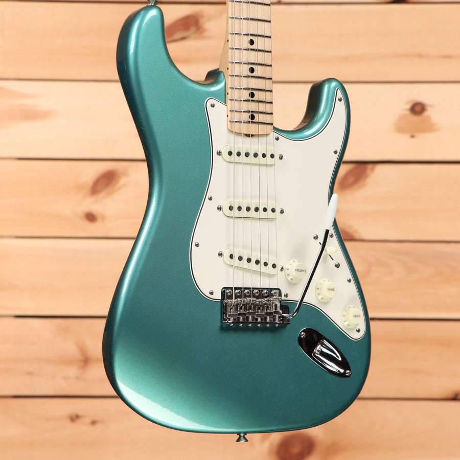 Fender Custom Shop 1968 Stratocaster Closet Classic electric guitar Aged Teal Green Metallic with maple neck and single-coil pickups