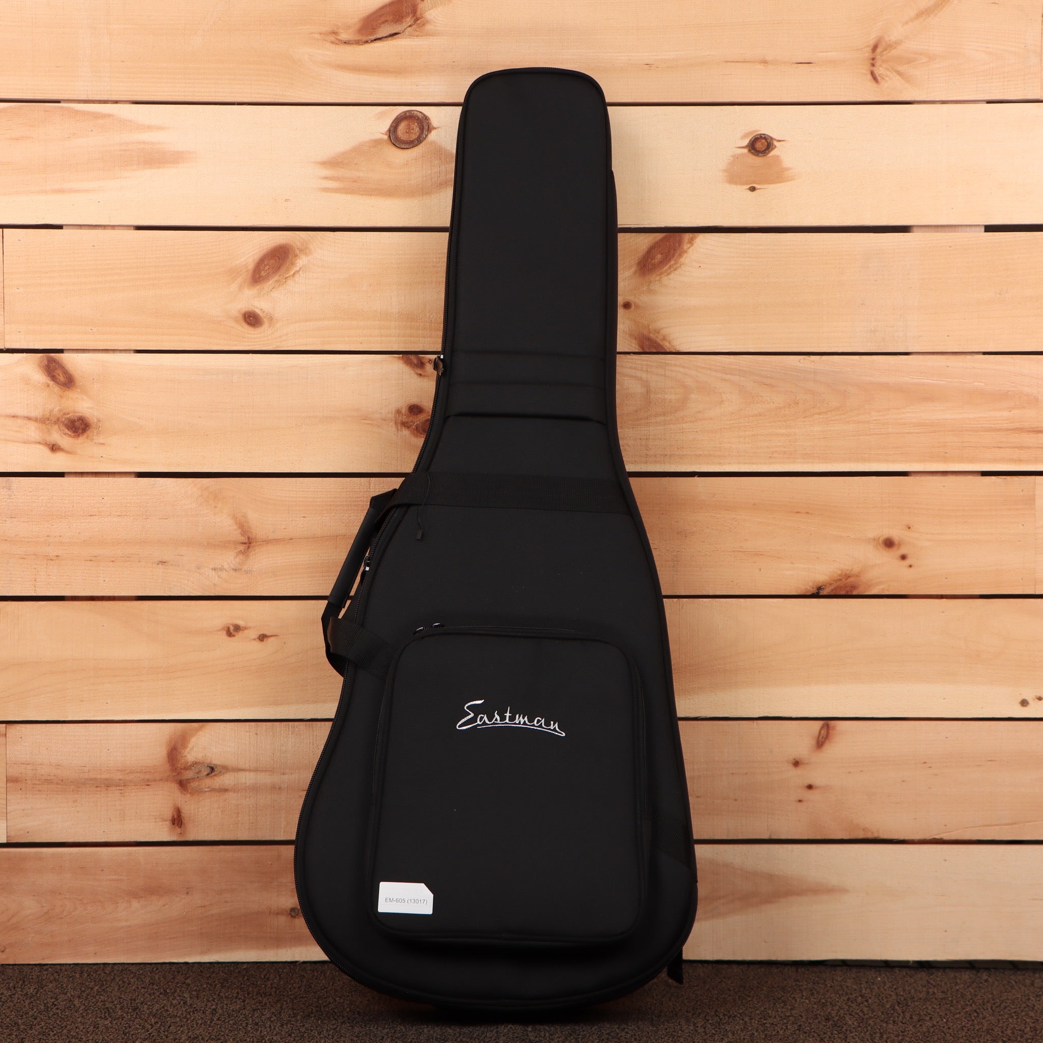 Eastman E1P The Bluesmaster Limited Edition classical guitar gig bag black with padded protection