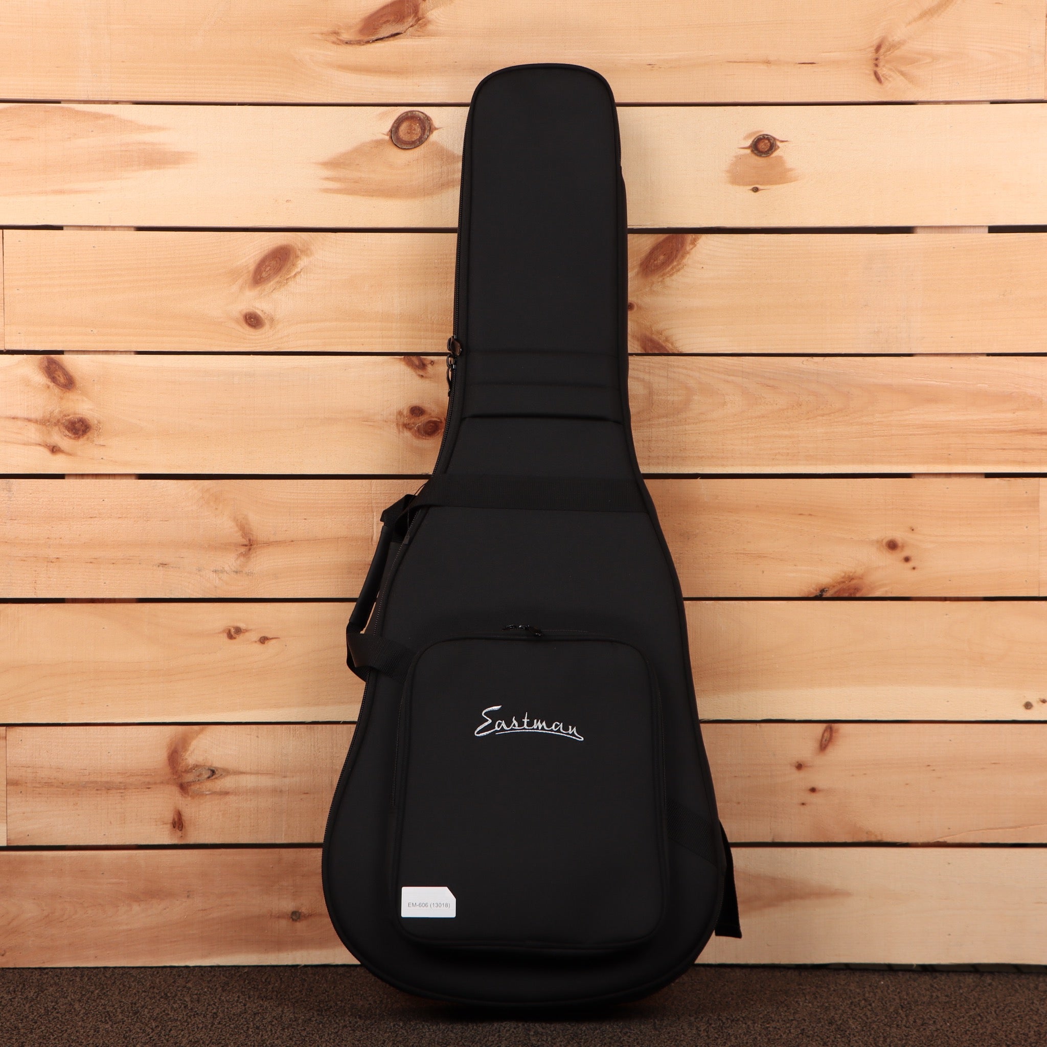 Eastman E1P The Bluesmaster Limited Edition classic guitar case black with padded protection