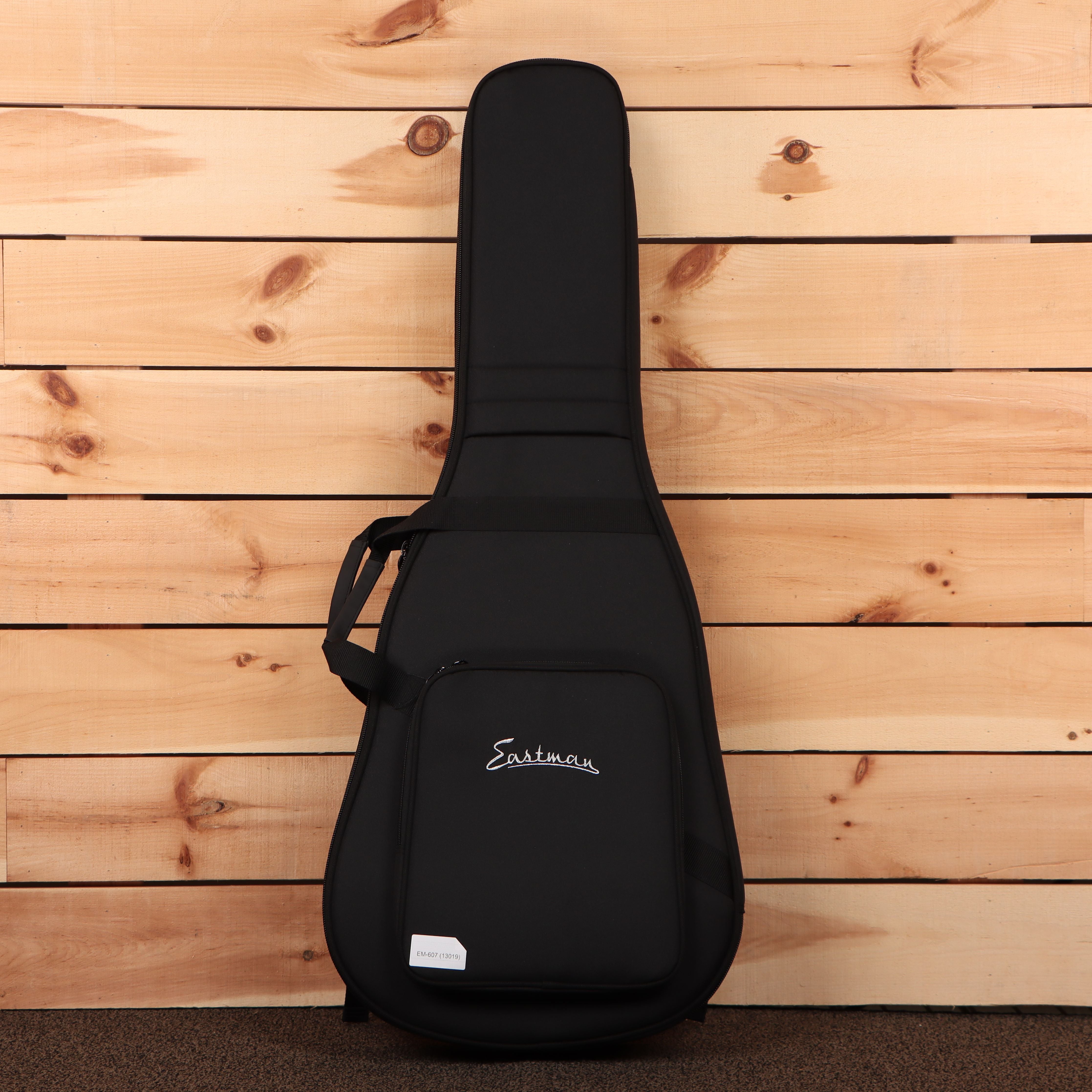 Eastman E1P The Bluesmaster Limited Edition classical guitar case black with shoulder straps
