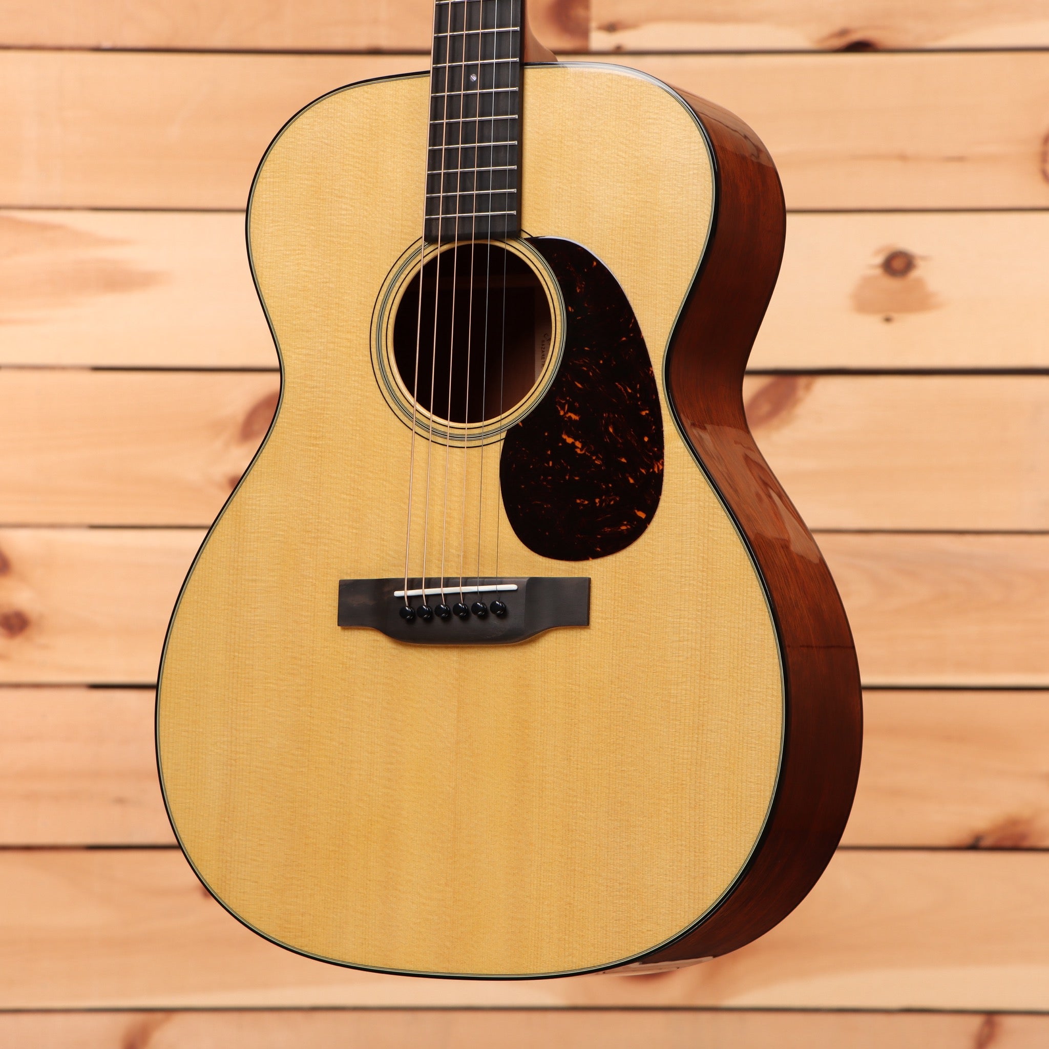 Martin 00-18 Concert acoustic guitar natural finish with tortoiseshell pickguard