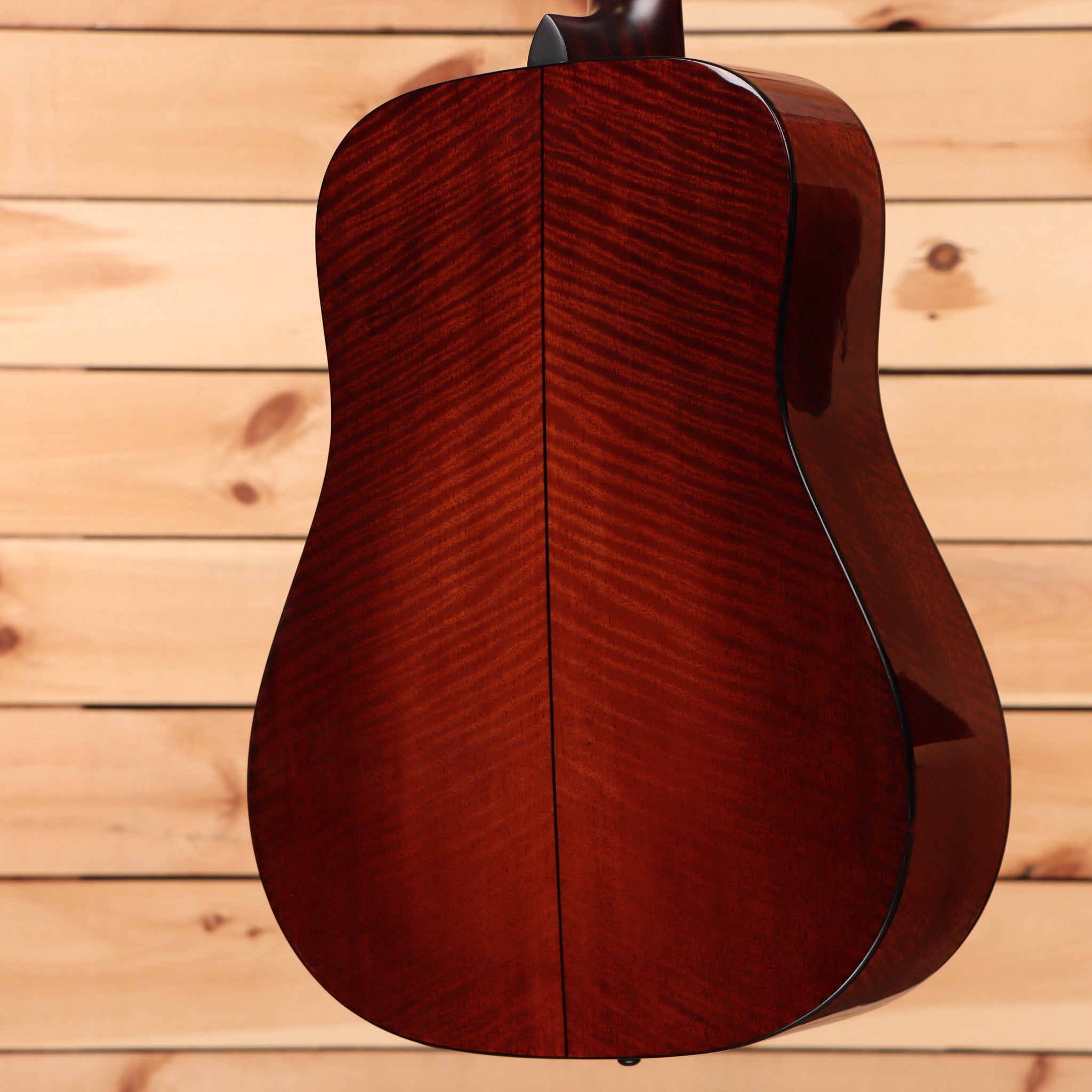 Eastman E10DTC dreadnought acoustic guitar natural finish with figured wood grain pattern