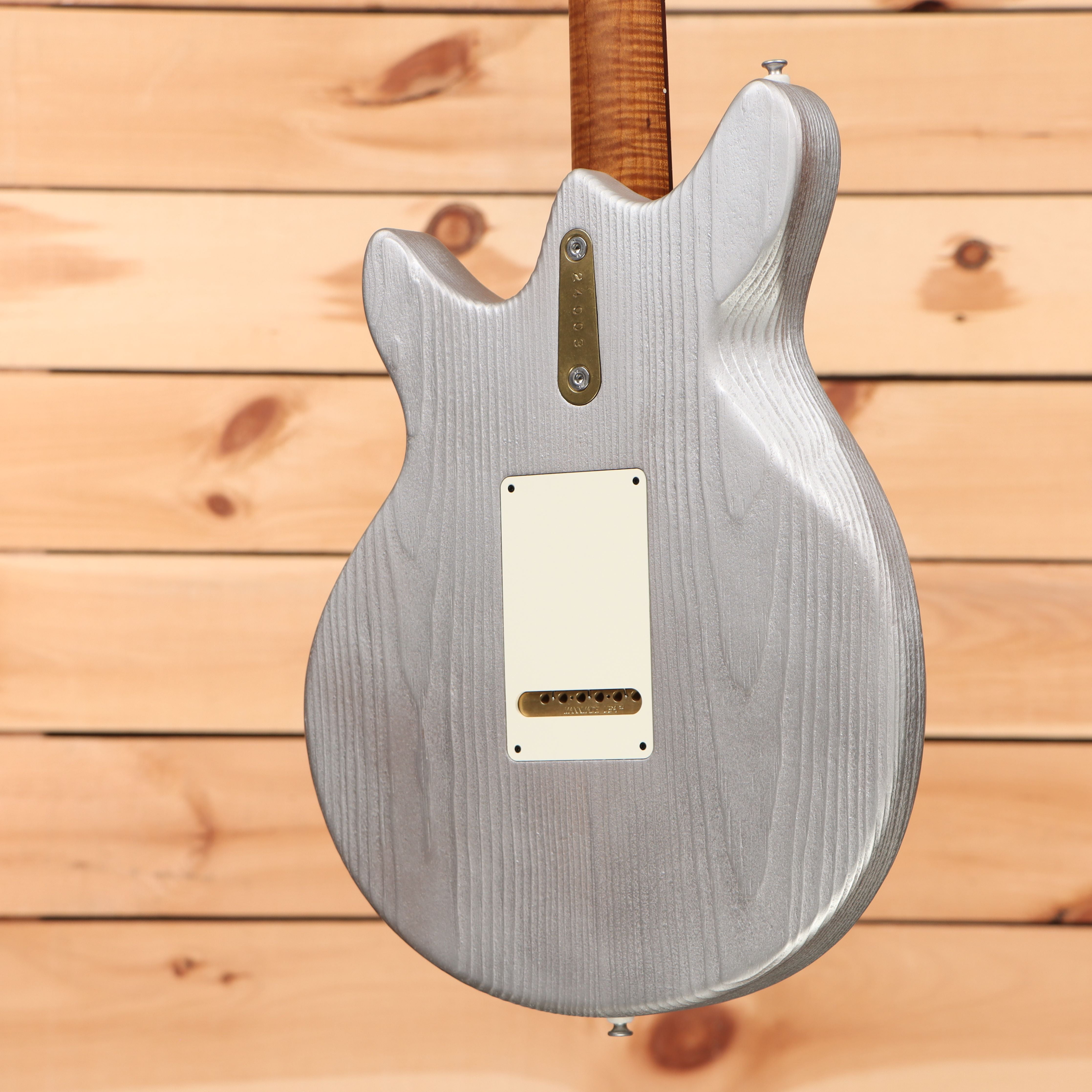 Eastman DAmbrogio DC-62 semi-hollow electric guitar Inca Silver with single-coil pickup and cream pickguard