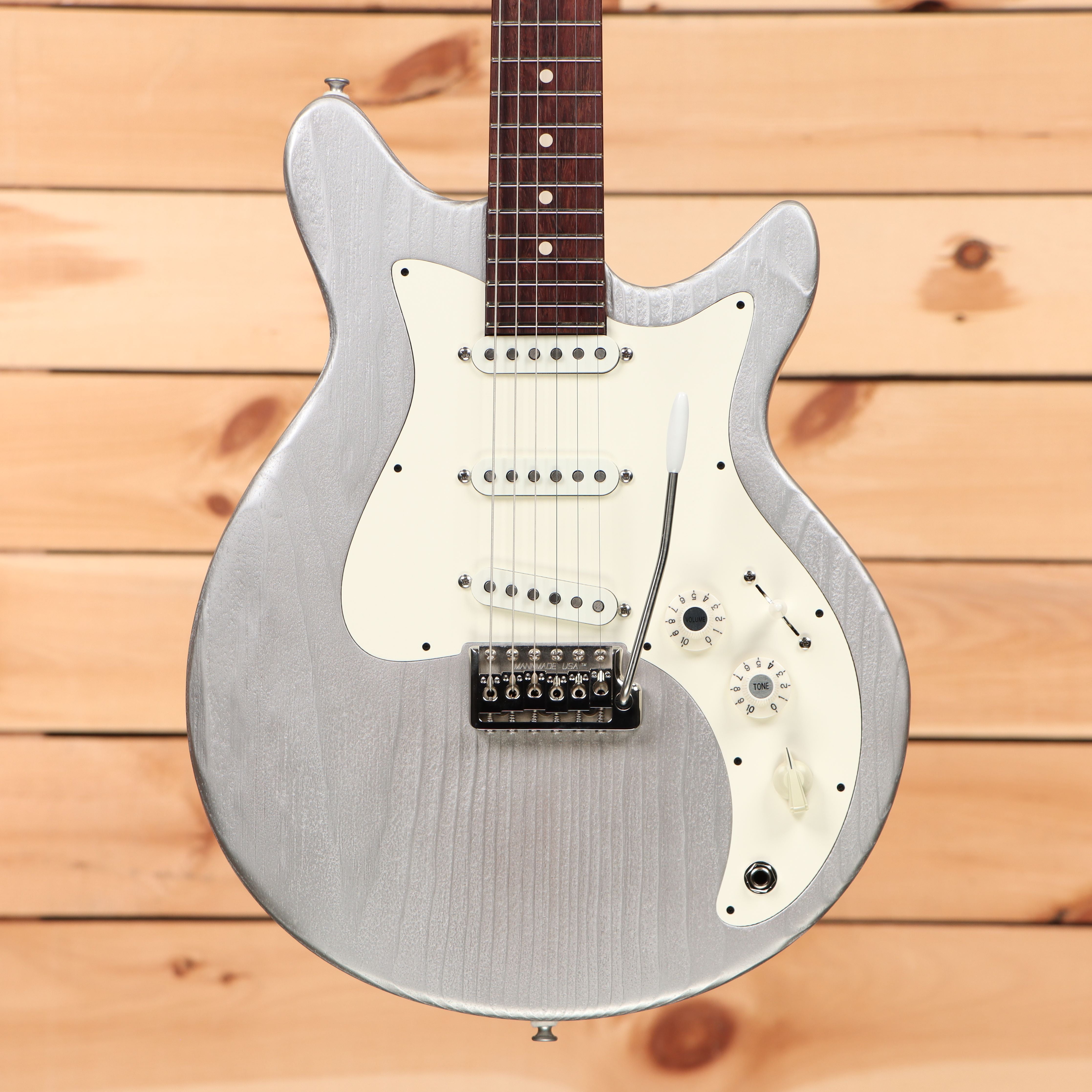 Eastman D'Ambrosio DC-62 semi-hollow electric guitar Inca Silver with cream pickguard and single-coil pickups