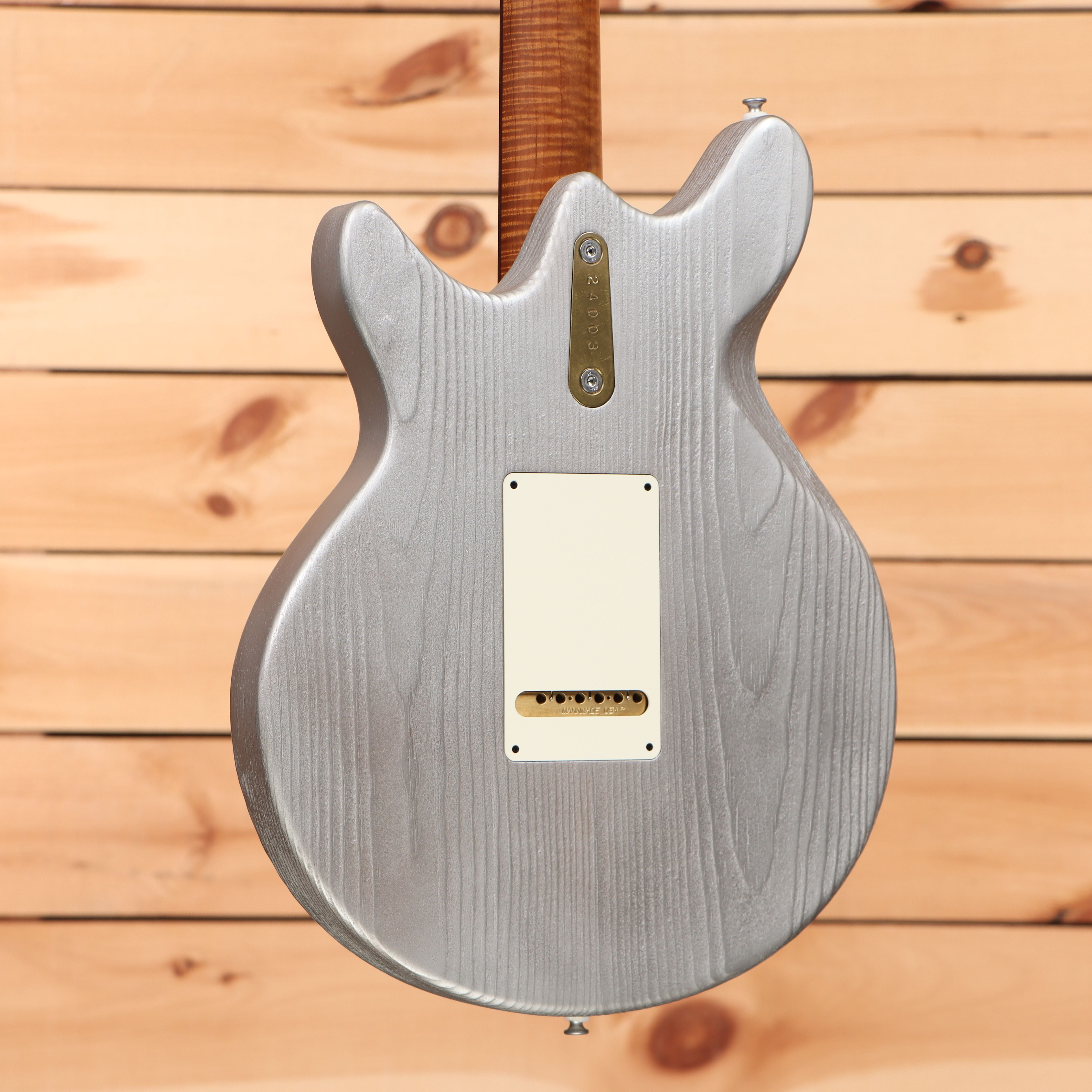 Eastman DAmbrogio DC-62 semi-hollow electric guitar Inca Silver with single-coil pickup