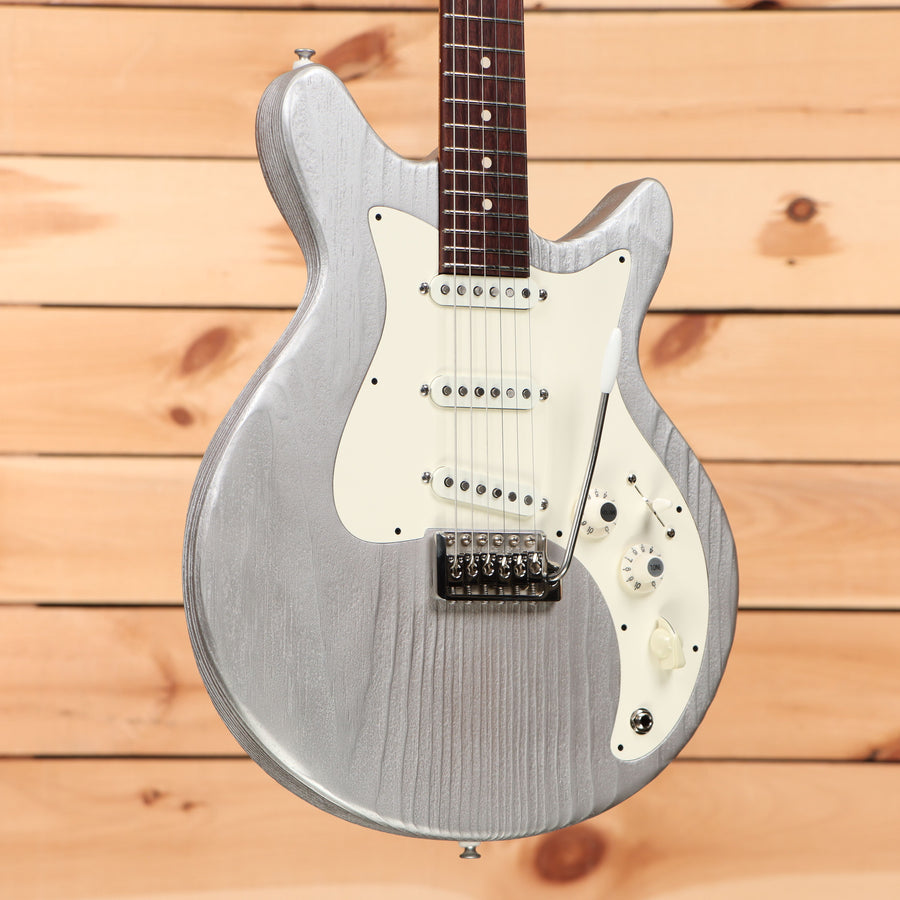Eastman DAmbrogio DC-62 semi-hollow electric guitar Inca Silver with cream pickguard and single-coil pickups