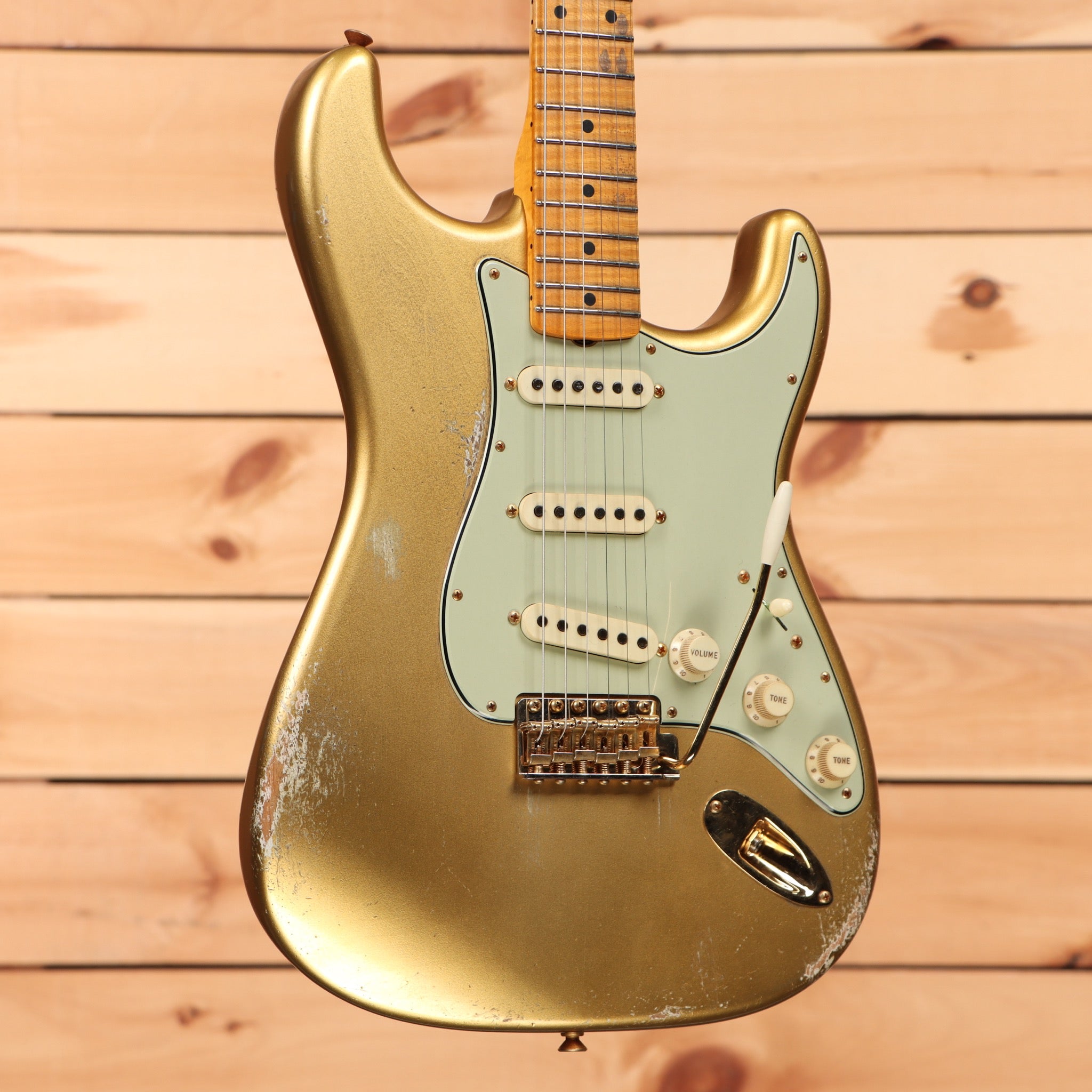 Fender Custom Shop Limited Andy Hicks Masterbuilt 1962 Poblano Stratocaster electric guitar Aged Aztec Gold with single-coil pickups