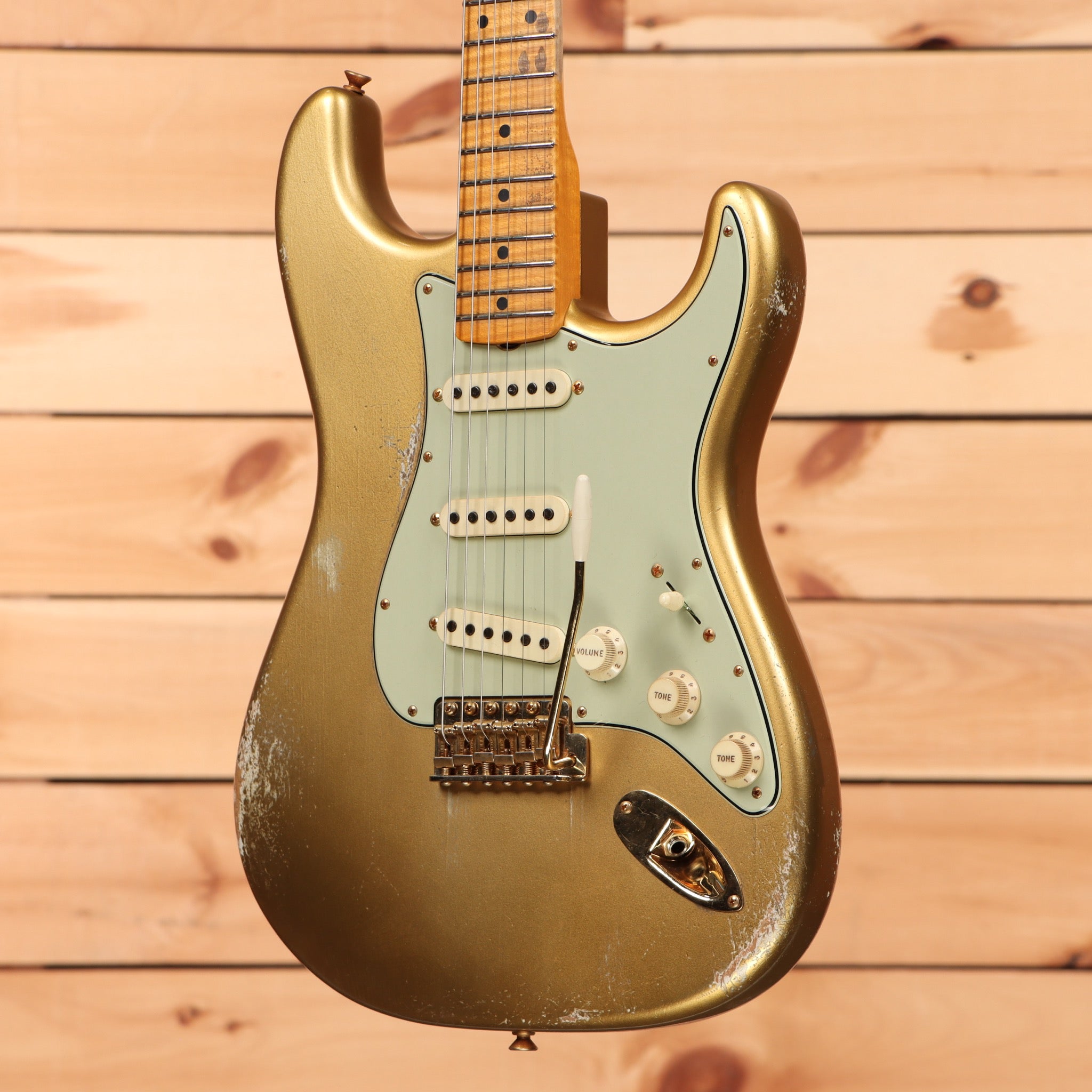 Fender Custom Shop Limited Andy Hicks Masterbuilt 1962 Poblano Stratocaster electric guitar aged Aztec Gold with mint green pickguard
