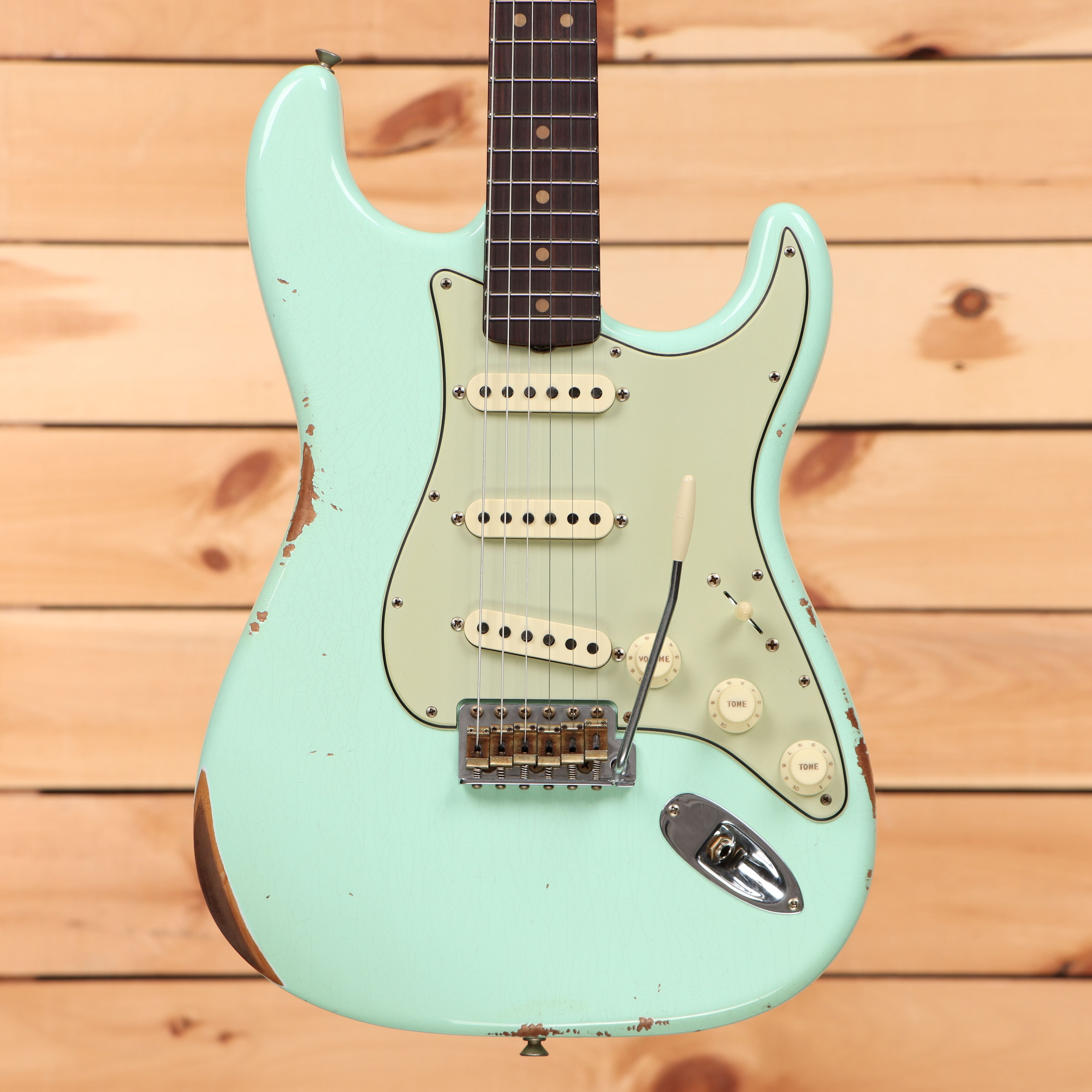 Fender Custom Shop Limited 1963 Stratocaster Relic electric guitar Super Faded Aged Surf Green with single-coil pickups