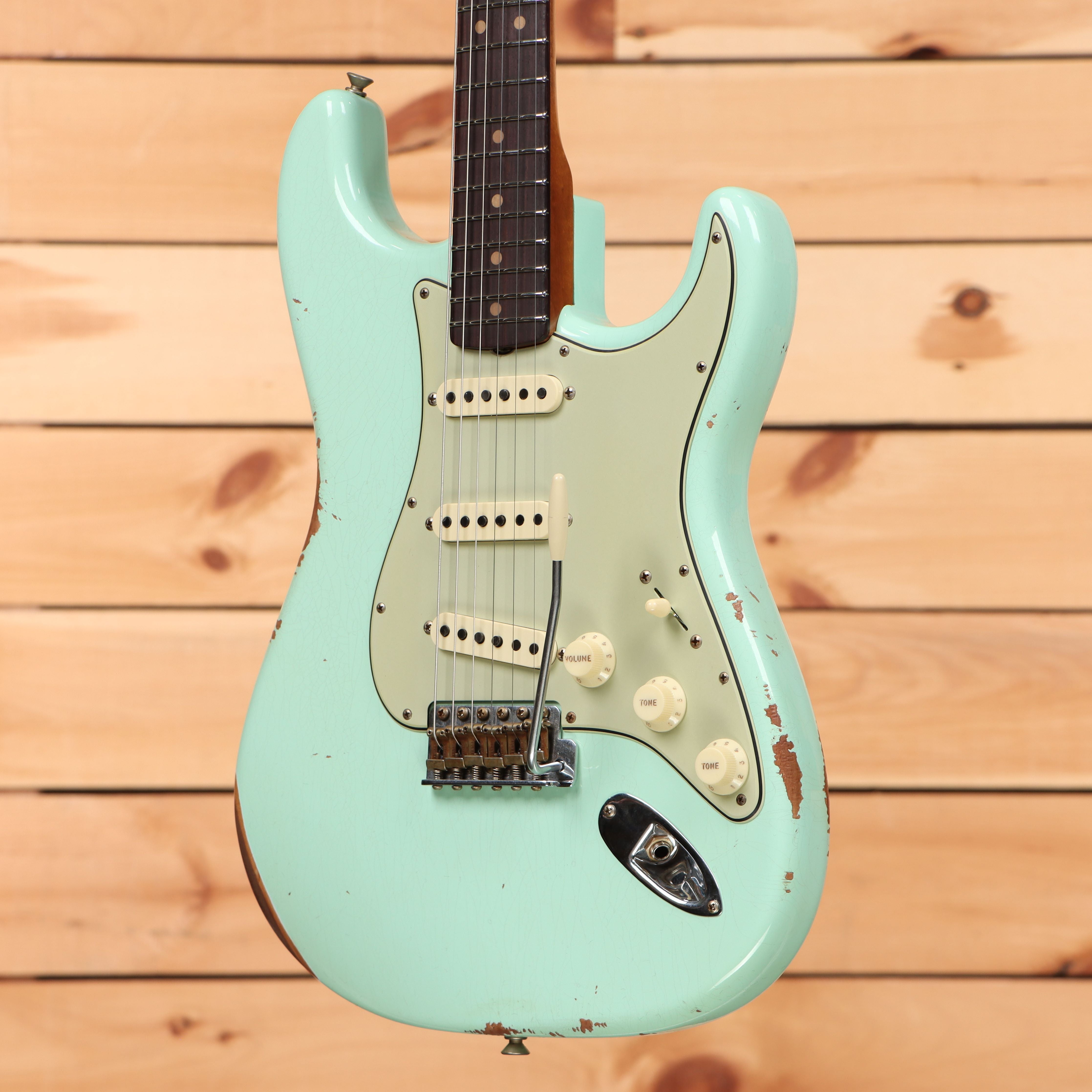 Fender Custom Shop Limited 1963 Stratocaster Relic electric guitar Super Faded Aged Surf Green with single-coil pickups