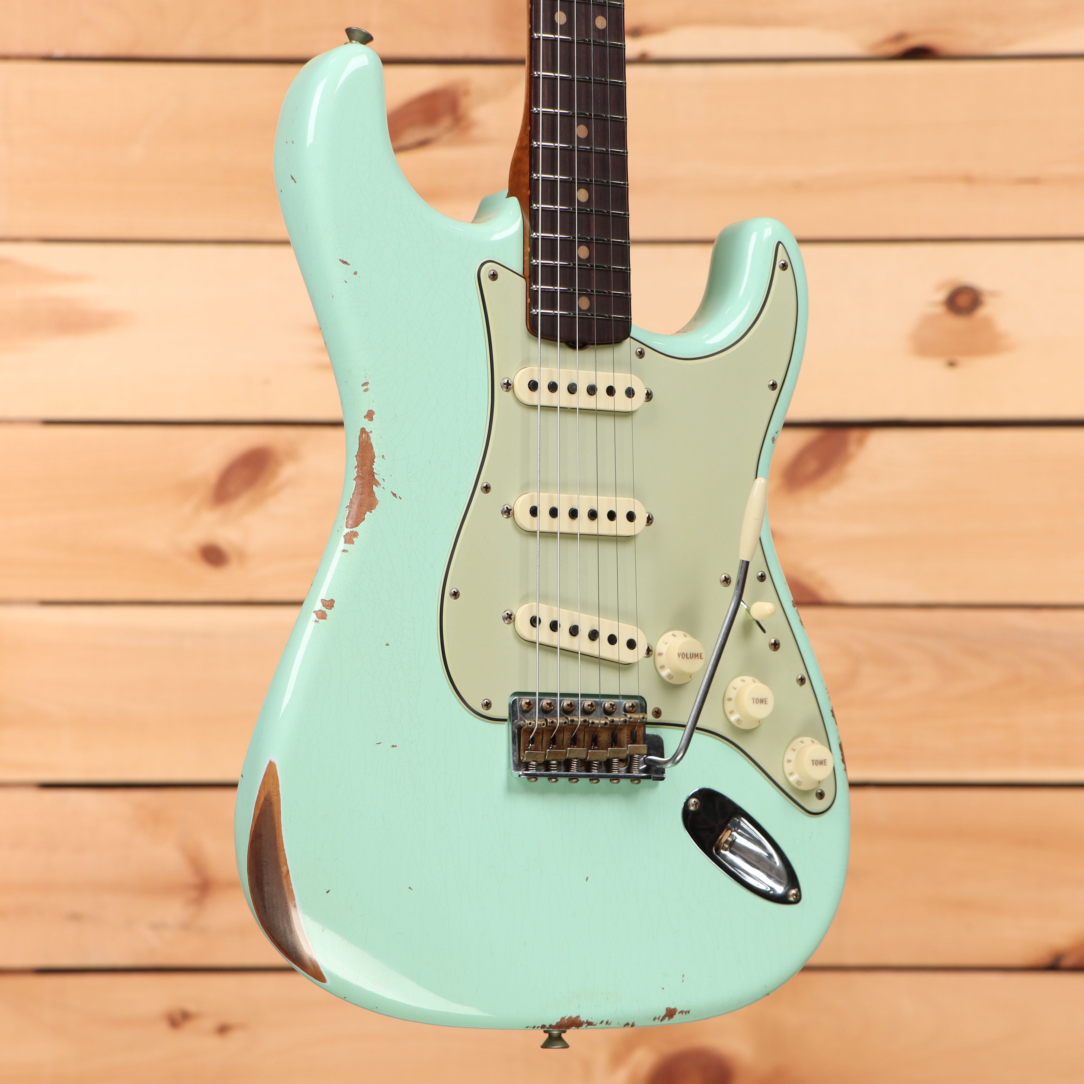 Fender Custom Shop 1963 Stratocaster Relic electric guitar Super Faded Aged Surf Green with single-coil pickups