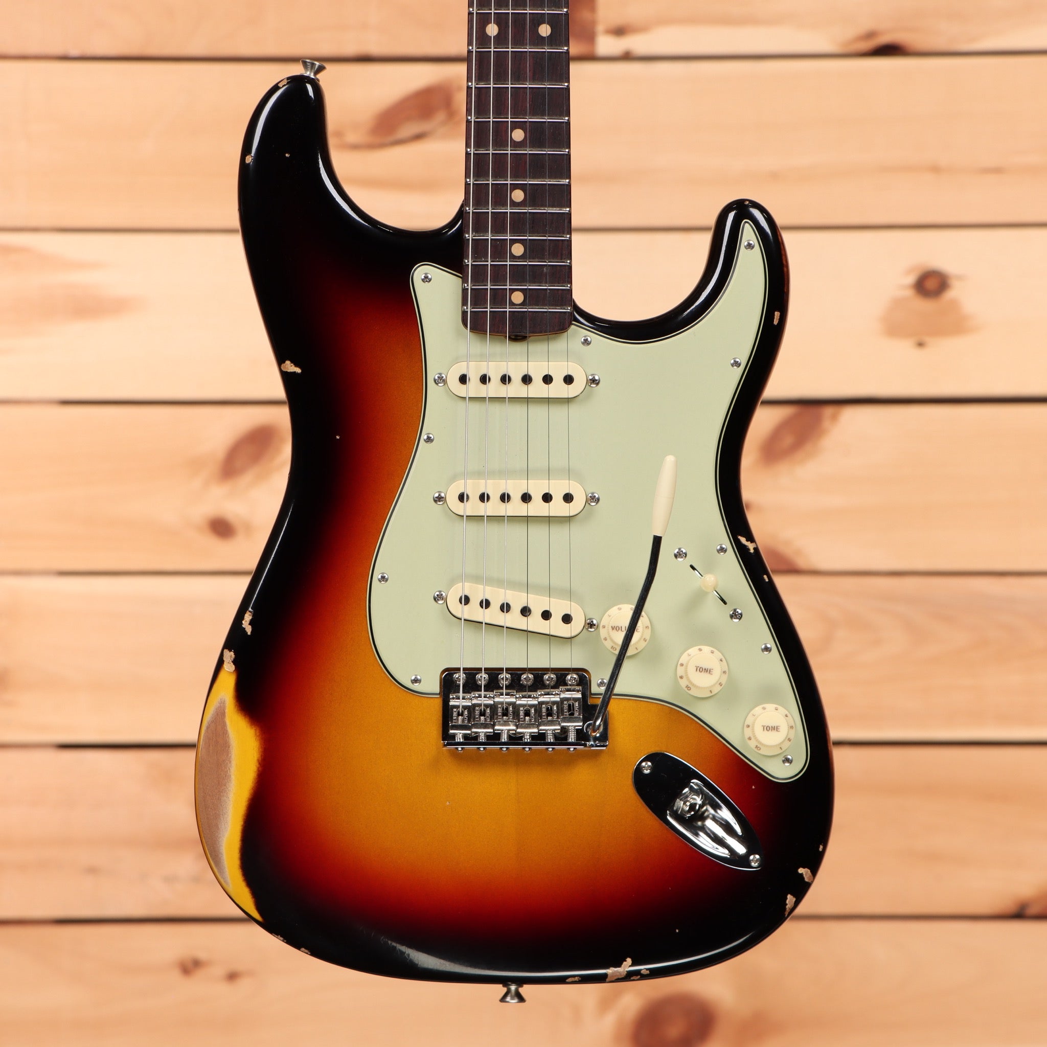 Fender Custom Shop Late 1962 Stratocaster Relic electric guitar 3-color sunburst with single-coil pickups