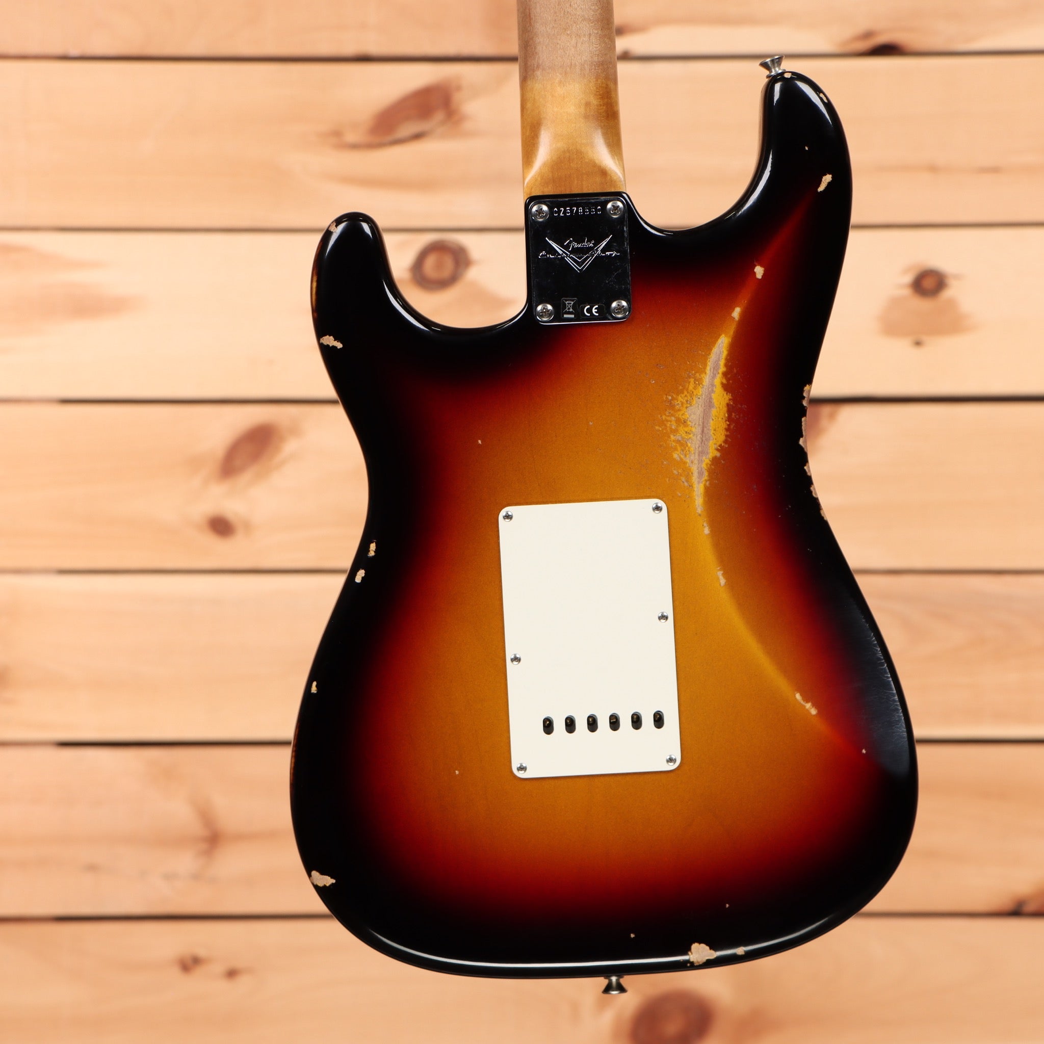 Fender Custom Shop Late 1962 Stratocaster Relic electric guitar 3-Color Sunburst with single-coil pickups