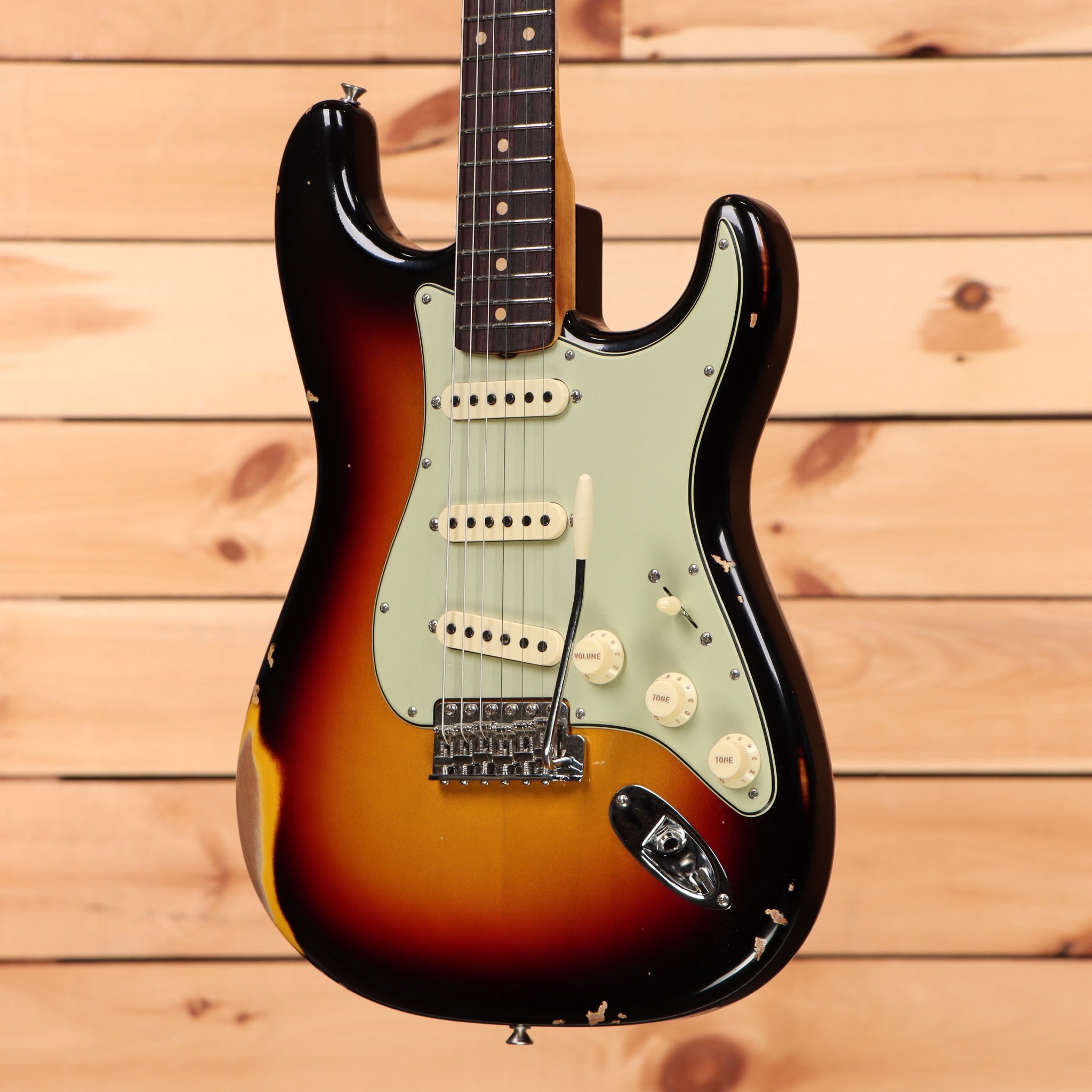 Fender Custom Shop Late 1962 Stratocaster Relic electric guitar 3-color sunburst with single-coil pickups