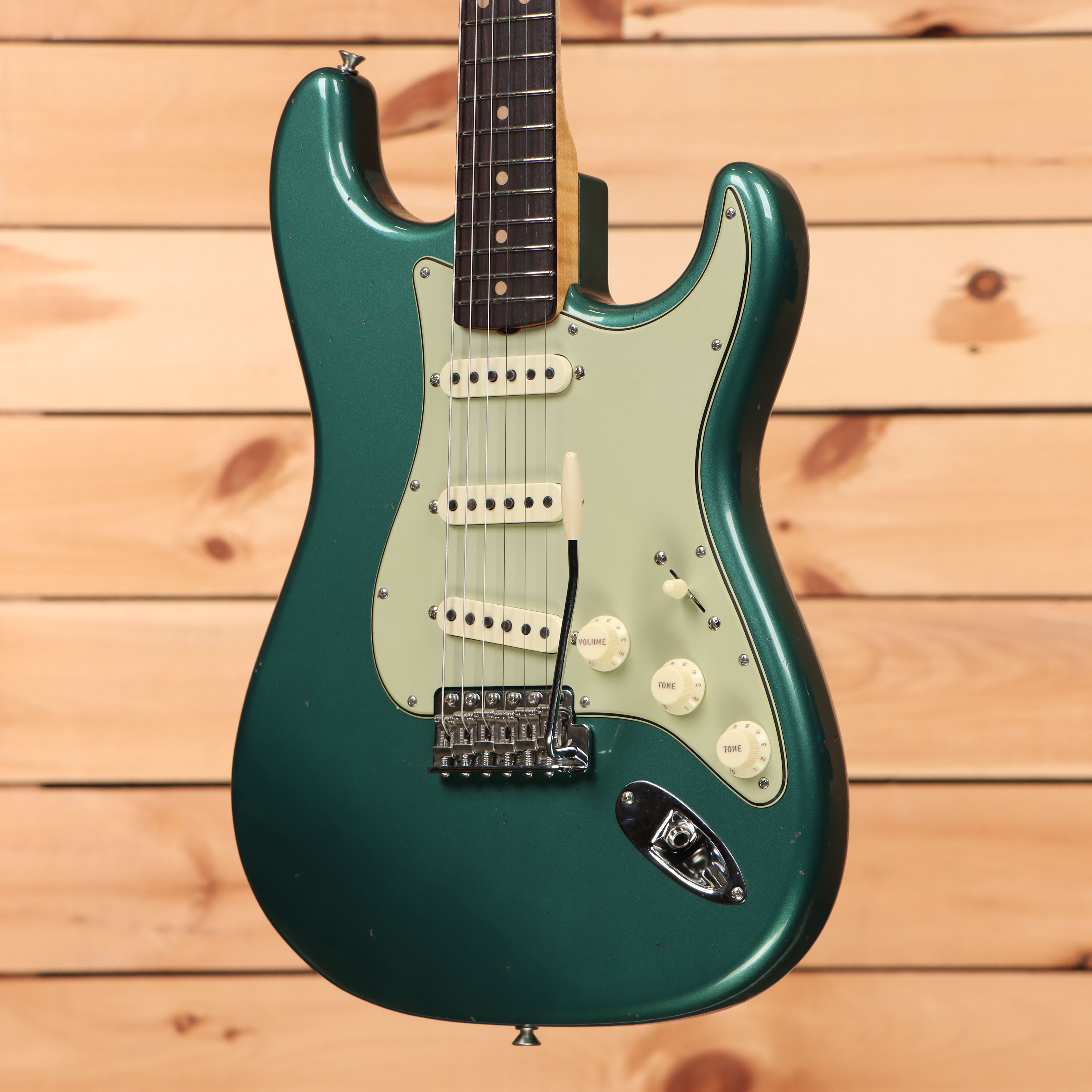 Fender Custom Shop Limited 1963 Stratocaster Journeyman Relic electric guitar Aged Sherwood Green Metallic with single-coil pickups