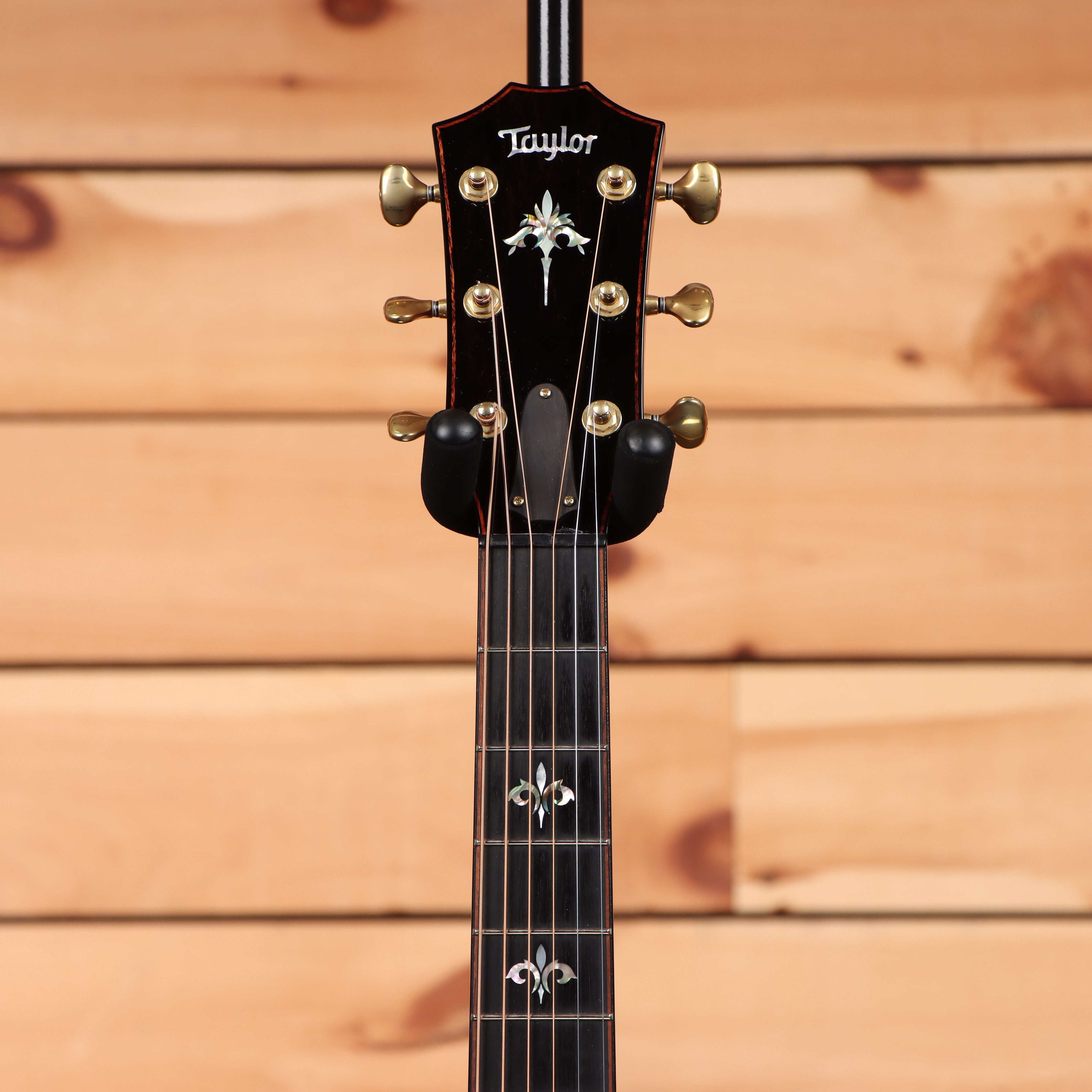 Pre-owned Taylor 914ce Grand Auditorium acoustic-electric guitar natural finish with gold tuning machines