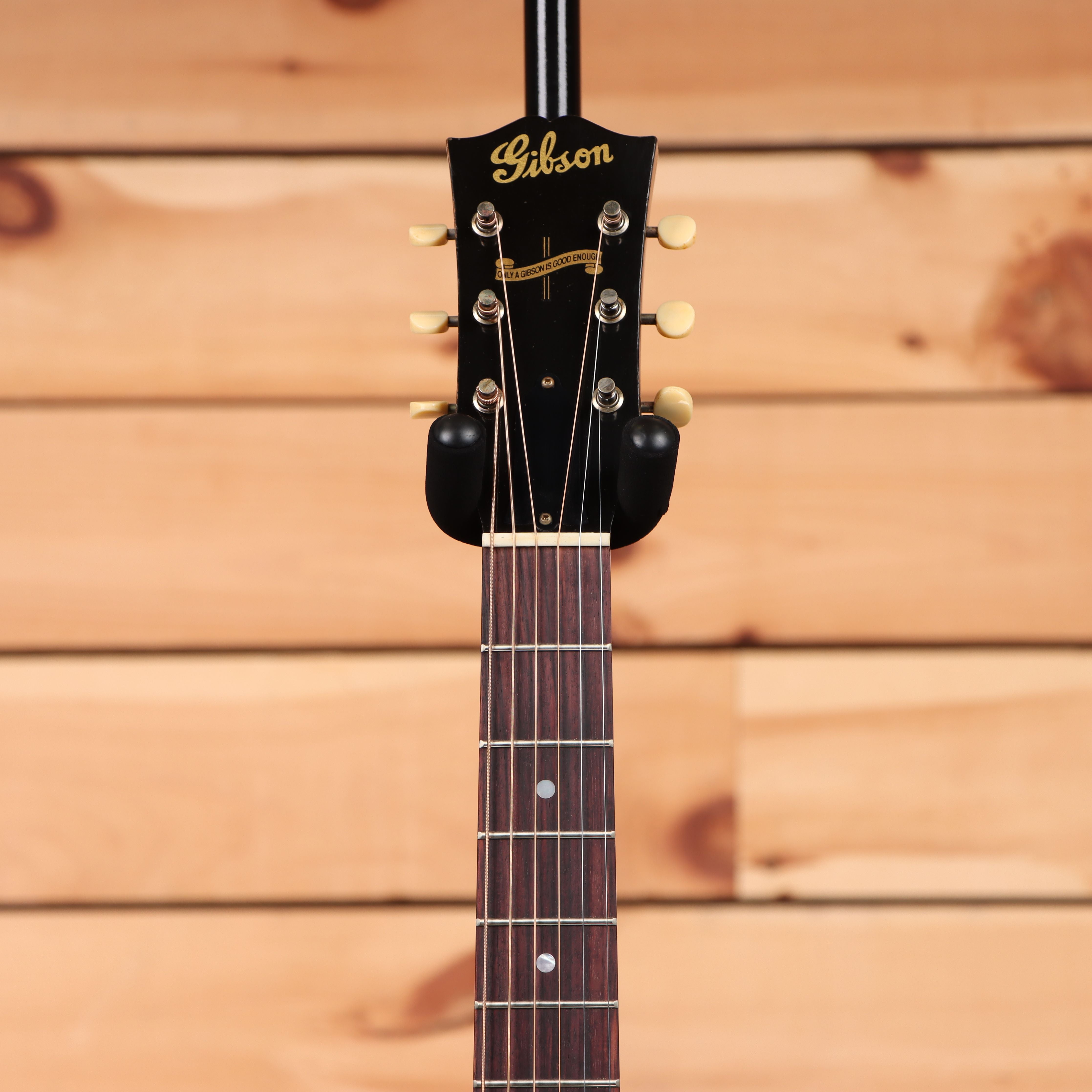 Gibson 1942 Banner J-45 light-aged acoustic guitar vintage sunburst with rosewood fretboard