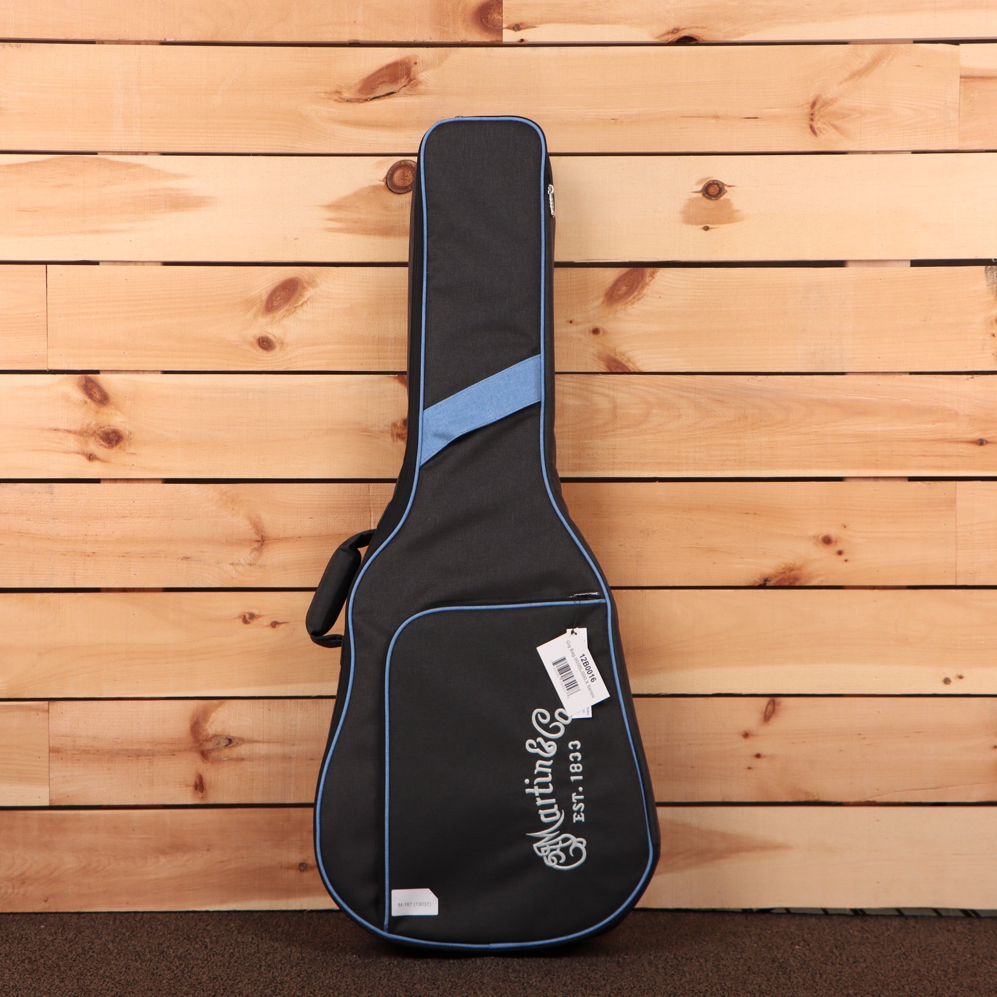 Martin 00X2E dreadnought acoustic guitar natural finish with blue-trimmed gig bag
