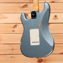 Fender Custom Shop Righteous Reissue Late 1962 Stratocaster relic electric guitar Ice Blue Metallic with single-coil pickups
