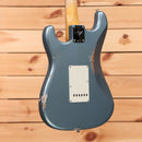 Fender Custom Shop Righteous Reissue Late 1962 Stratocaster relic electric guitar Ice Blue Metallic with single-coil pickups