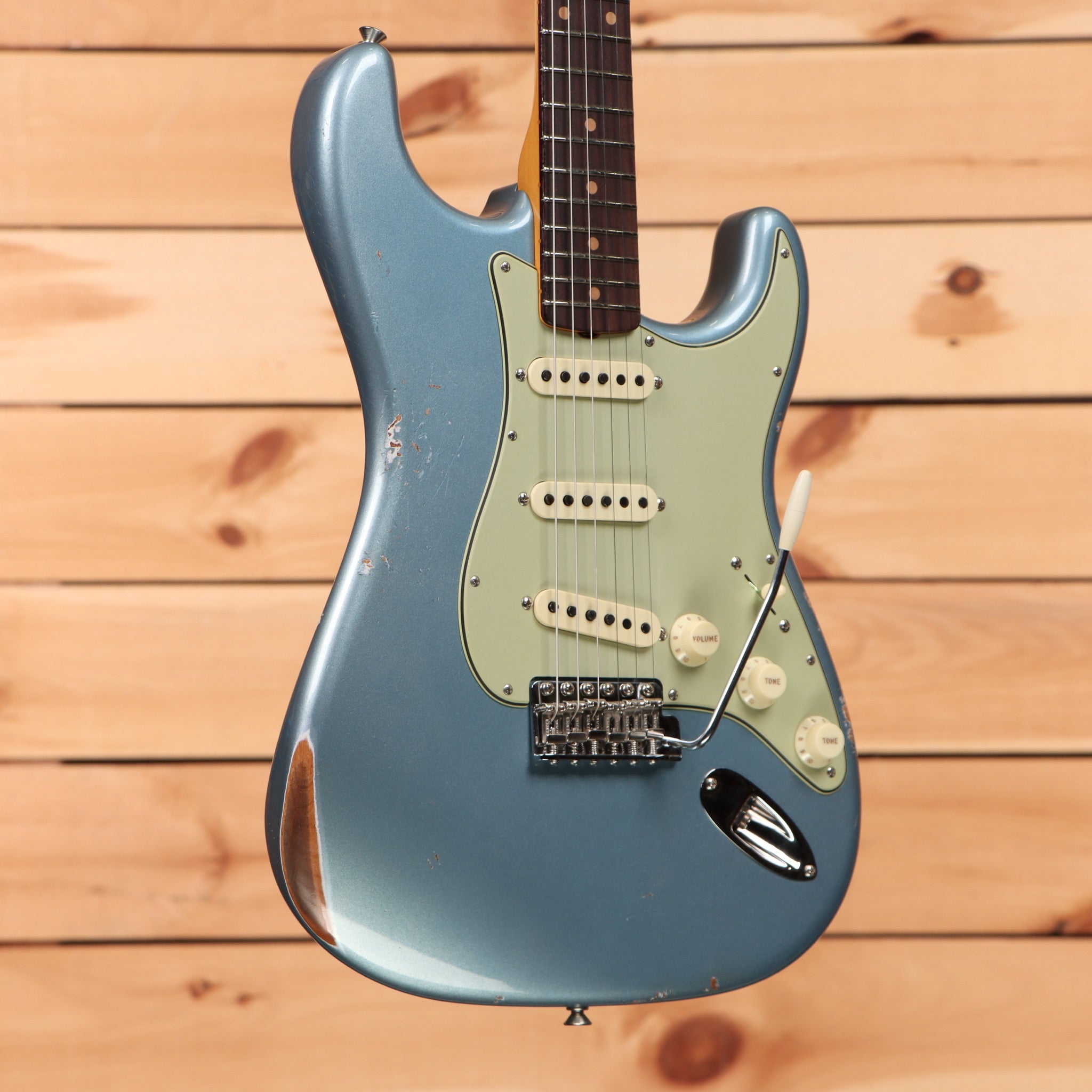 Fender Custom Shop Righteous Reissue Late 1962 Stratocaster relic electric guitar Ice Blue Metallic with single-coil pickups