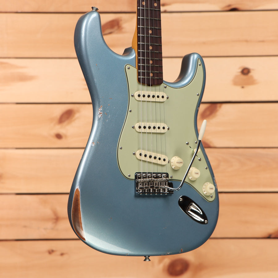 Fender Custom Shop Righteous Reissue Late 1962 Stratocaster relic electric guitar Ice Blue Metallic with single-coil pickups