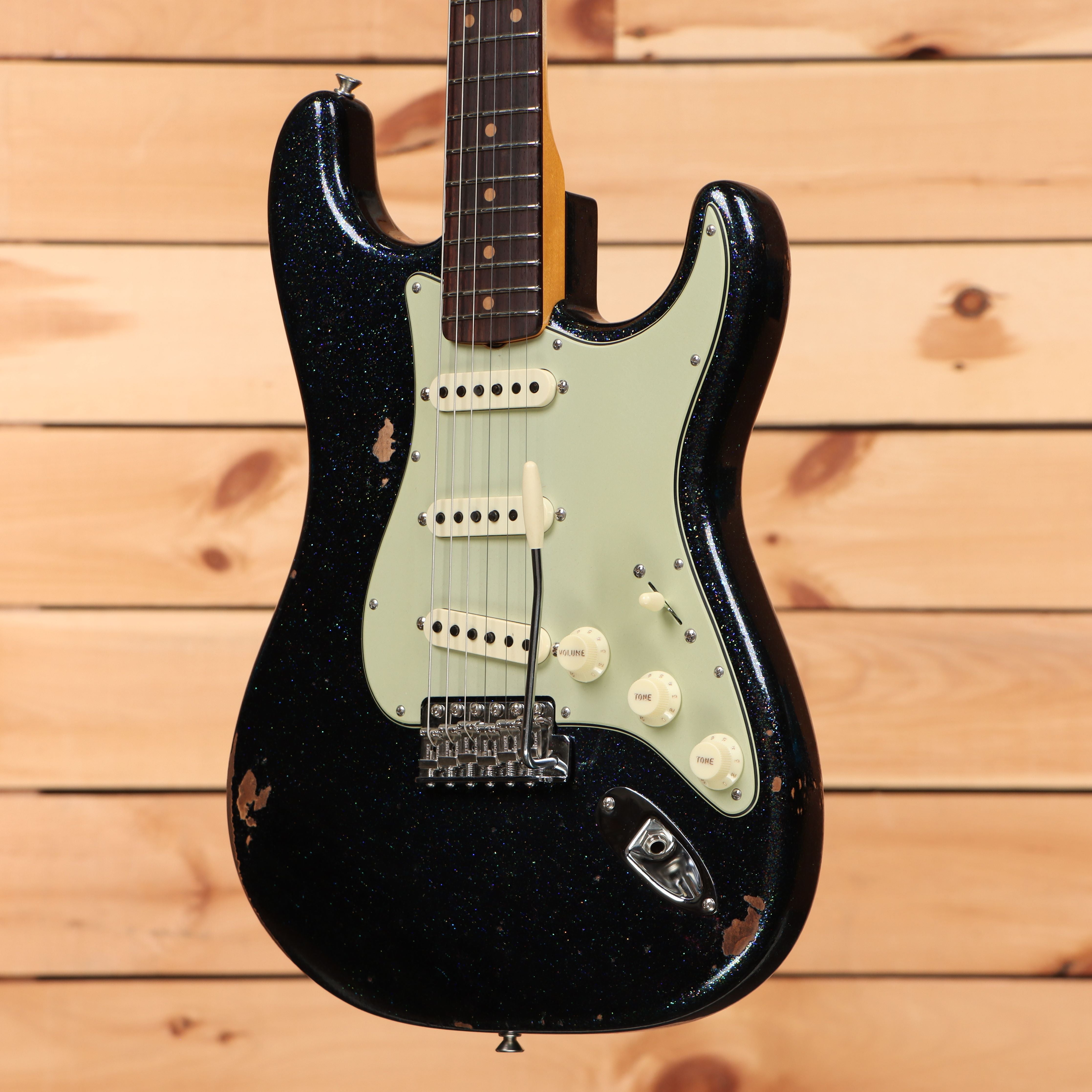 Fender Custom Shop Righteous Reissue Late 1962 Stratocaster relic aged holoflake electric guitar rosewood fretboard with single-coil pickups