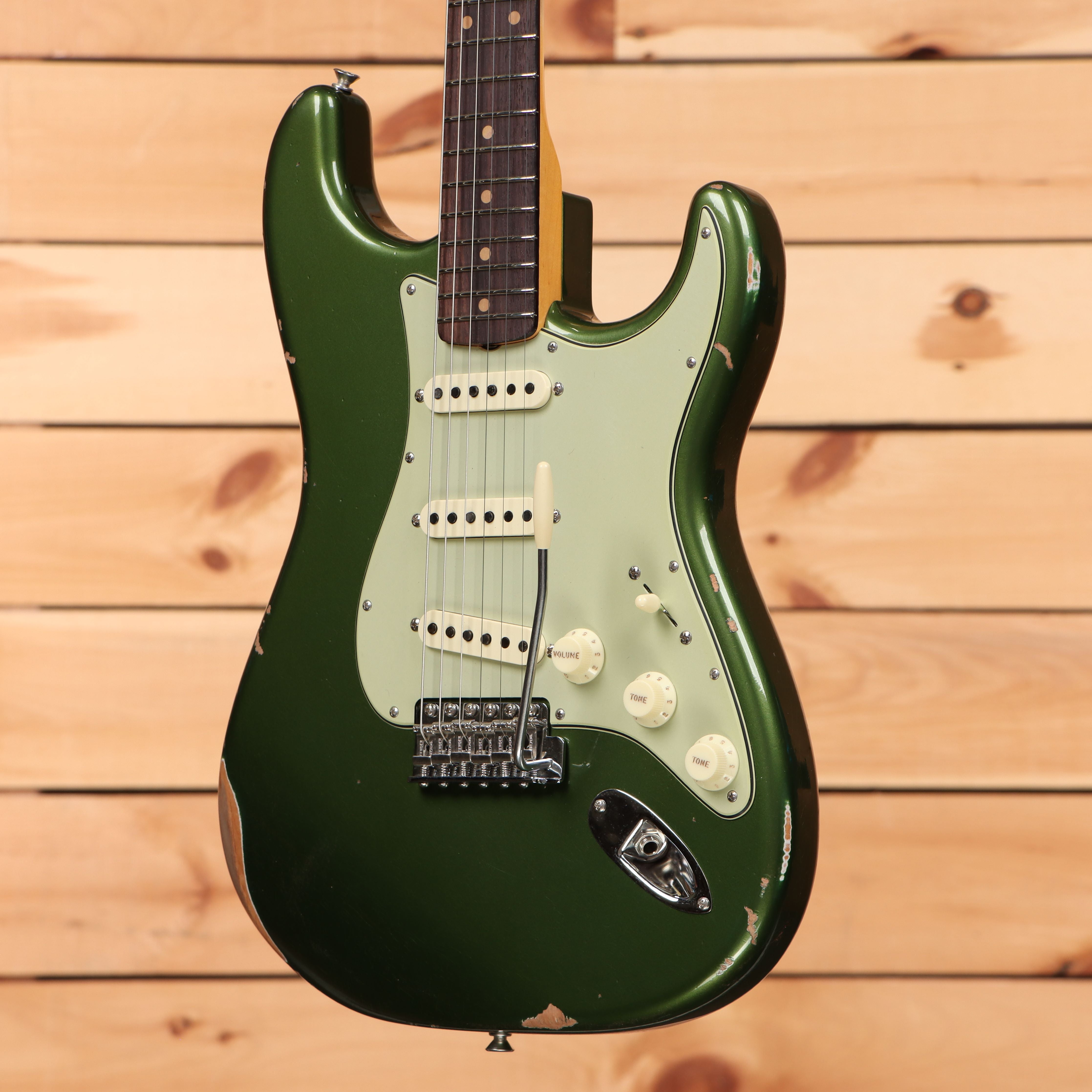 Fender Custom Shop Righteous Reissue Late 1962 Stratocaster relic electric guitar Aged Olive Green Metallic with single-coil pickups