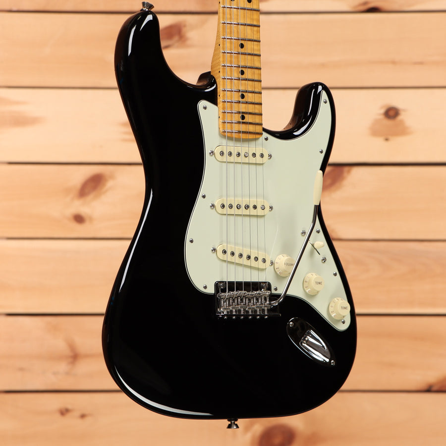 Fender American Professional II Stratocaster pre-owned electric guitar black with white pickguard and single-coil pickups