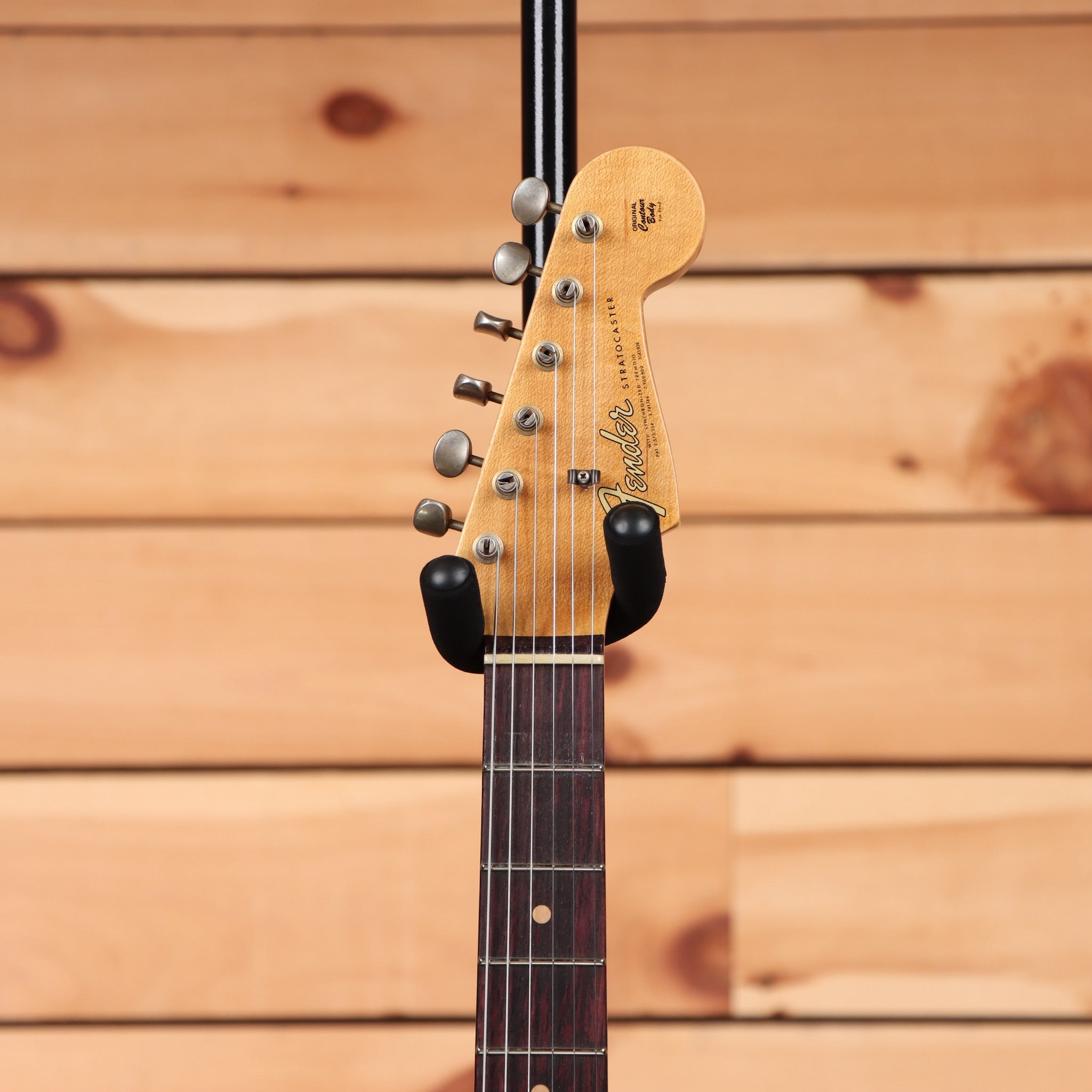 Fender Custom Shop 1964 Stratocaster Journeyman Relic electric guitar Olympic White with maple neck and single-coil pickups