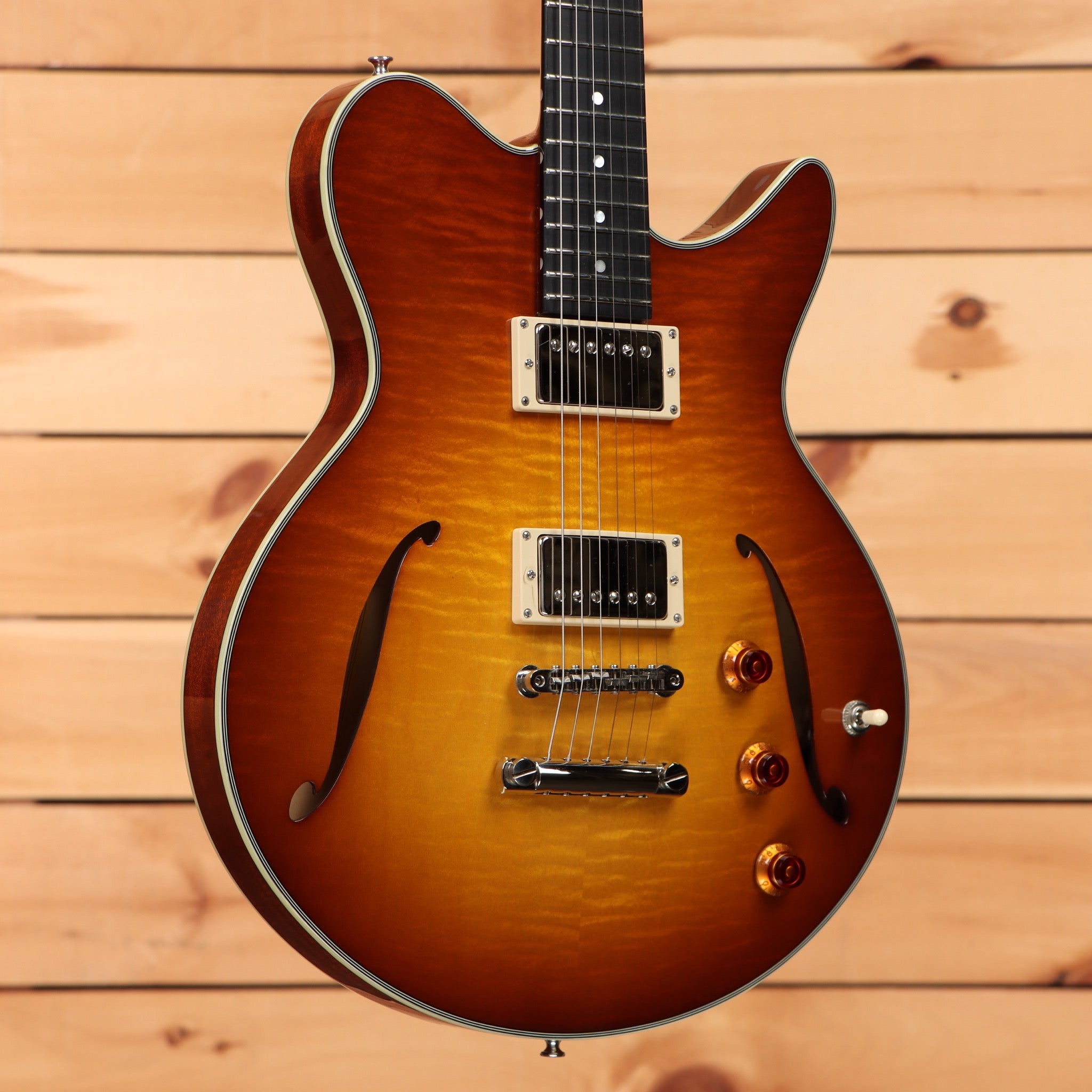 Eastman Romeo semi-hollow electric guitar California Goldburst pre-owned with dual humbuckers