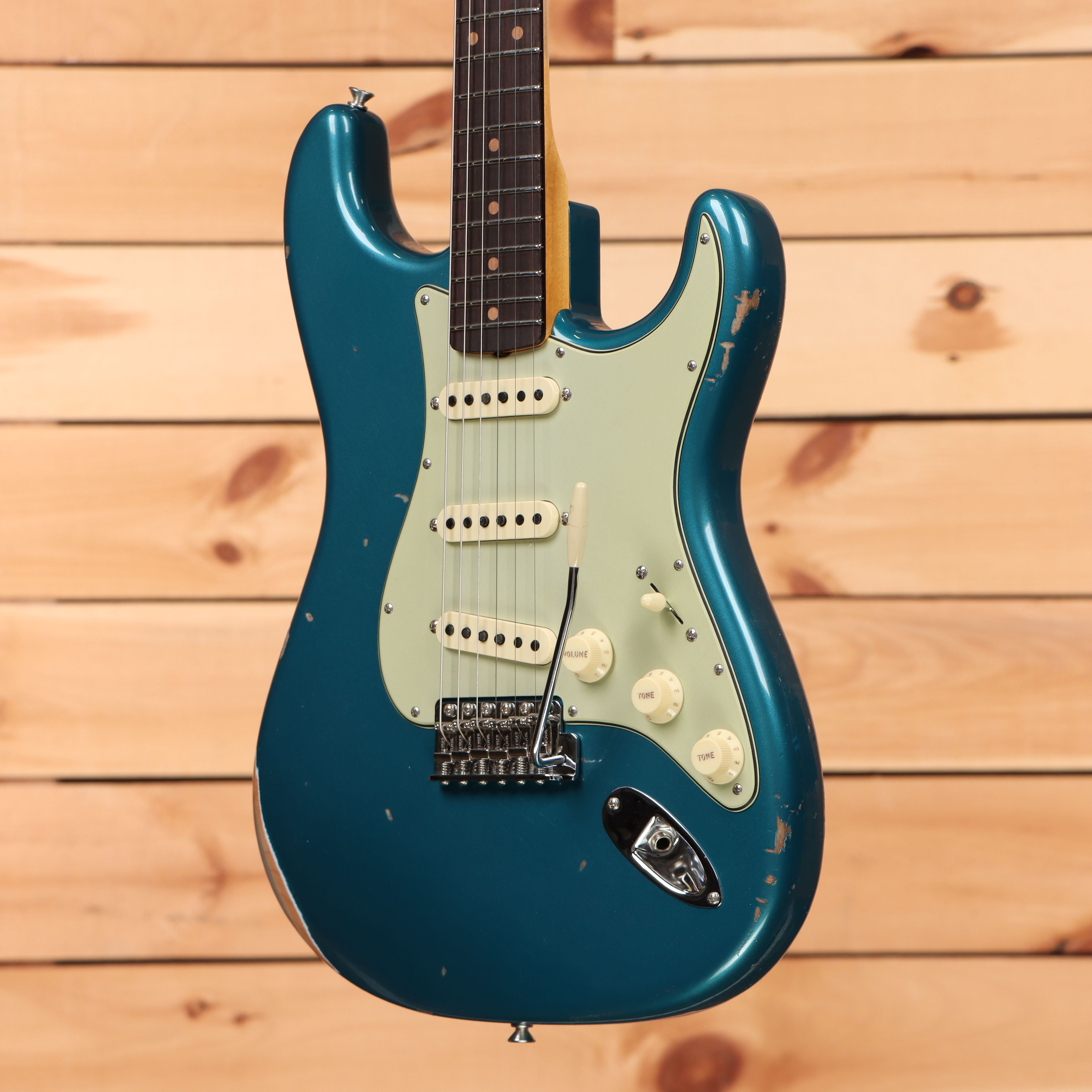 Fender Custom Shop Righteous Reissue Late 1962 Stratocaster relic electric guitar Ocean Turquoise with single-coil pickups
