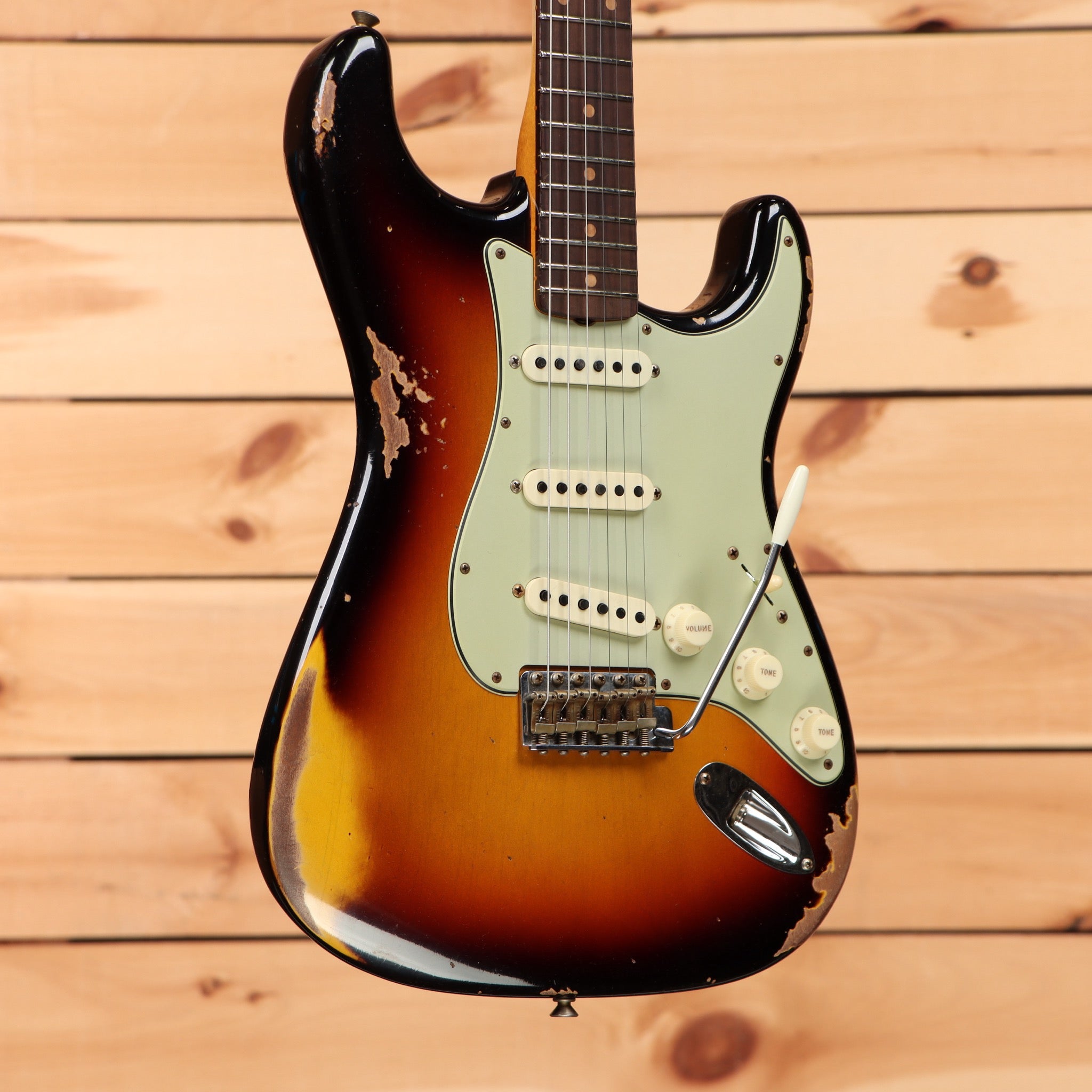 Fender Custom Shop 1961 Stratocaster heavy relic electric guitar 3-tone sunburst with single-coil pickups